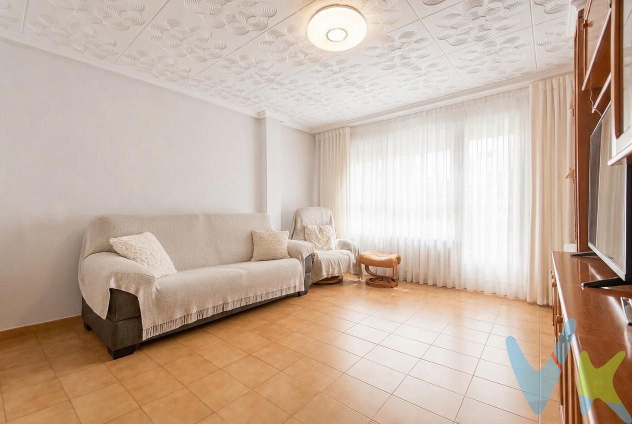 Hay viviendas que simplemente cumplen… y otras que tienen ese algo especial que cuesta encontrar. En plena Avenida al Vedat, en la zona alta de Torrent, se encuentra esta amplia vivienda de 4 habitaciones, 3 de ellas dobles, perfecta para quienes valoran el espacio, la luz y las posibilidades de crear un verdadero hogar. Porque sí… encontrar una terraza privada de unos 15 m², íntima, soleada y sin vecinos observando, es hoy un auténtico lujo. El corazón de la casa es su enorme cocina, un lugar donde imaginar desayunos eternos, comidas familiares y conversaciones interminables. Desde ella accedes a una acogedora antesala que conecta con una habitación y, finalmente, con la joya de la vivienda: una espectacular terraza donde el tiempo parece detenerse.☀️ Sol, privacidad y tranquilidad en pleno centro urbano. Un rincón perfecto para desconectar, leer, cenar al aire libre o disfrutar de las noches de verano sin miradas indiscretas. Además, la terraza cuenta con 2 prácticos trasteros integrados, perfectos para ganar espacio de almacenamiento sin renunciar a amplitud exterior. La vivienda conserva su esencia original, ofreciendo la posibilidad de actualizarla poco a poco y convertirla en una casa totalmente personalizada, manteniendo mientras tanto toda la comodidad para el día a día. Dispone de 1 baño y ventanas combinadas de Climalit y aluminio. Y si la vivienda enamora, la ubicación termina de convencer: situada en una de las zonas más demandadas de Torrent, rodeada de supermercados como Mercadona, comercios, colegios, cafeterías y todo tipo de servicios. La estación de metro Torrent Avinguda se encuentra a aproximadamente 450 metros, facilitando una conexión rápida con Valencia, además de contar con salida cómoda y directa hacia la capital. (). Una vivienda amplia, luminosa y con una terraza que marca la diferencia. Una vivienda que puede convertirse en el hogar que estabas esperando, y si te ha hecho imaginarte viviendo aquí, ya tienes la respuesta. Mobiliario, vehículos y otros elementos decorativos y personales de la propiedad no incluidos. Impuestos, gastos de compraventa, intermediación y financiación no incluidos.
