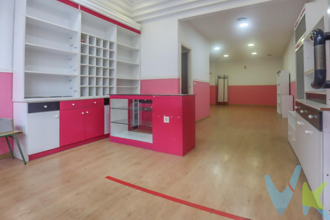 ¡¡¡Oportunidad única para emprendedores!!!Este local de 61 m² es la ocasión perfecta para emprendedores y empresarios que buscan establecer su negocio en una zona de intensa actividad comercial. En perfecto estado, ofrece un amplio y versátil espacio ideal para el desarrollo de una gran variedad de actividades comerciales.Ubicado en una zona muy concurrida, el local se beneficia de un flujo constante de peatones, lo que garantizará una excelente visibilidad para tu negocio. Además, su proximidad a otros comercios y servicios crea un entorno comercial dinámico, atrayendo a un gran número de potenciales clientes.El interior del local está diseñado para aprovechar al máximo cada metro cuadrado, brindándote la flexibilidad necesaria para adaptar el espacio a las necesidades específicas de tu negocio. Ya sea que estés pensando en abrir una tienda, un despacho profesional o cualquier otra actividad, este local te ofrece todas las posibilidades.Aprovecha esta excelente oportunidad de adquirir un local en perfecto estado, con suministros de luz y agua ya dados de alta, listo para que inicies tu proyecto empresarial sin demoras.