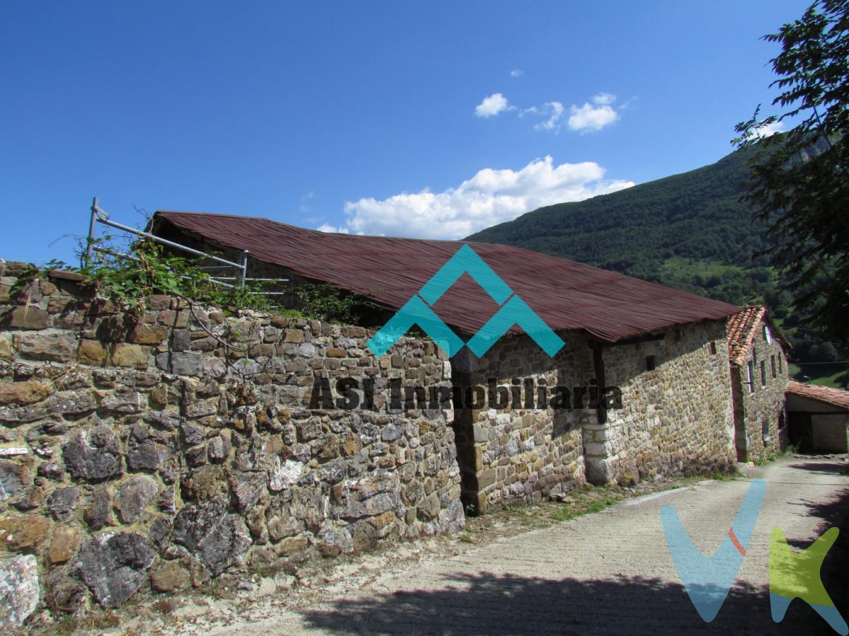 En el pueblo de Caloca, en Pesaguero, disponemos de una casa entera de piedra, con ventanas y contraventanas de madera, con unos 550 metros aproximadamente para reformar.  .  La casa está ubicada en una amplia finca urbana.  .  Si te gusta vivir rodeado de naturaleza o buscas una segunda vivienda donde disfrutar de fines de semana o periodos vacacionales, está es tu oportunidad. También si estás pensando en iniciar un negocio rural, como posada rural o apartamentos rurales.  .  Llama al 942286581 y te contamos más sobre ella, y si quieres verla te acompañamos sin compromiso alguno.