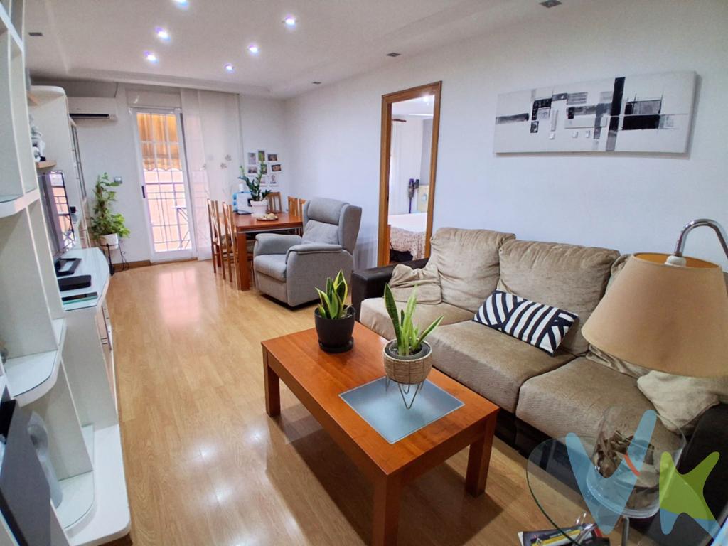 Se presenta una magnífica oportunidad para adquirir un encantador piso en Valencia, ubicado específicamente en la deseada zona de Poblats Marítims - Beteró. Esta propiedad en venta es ideal para aquellos que desean vivir cerca del mar sin renunciar a las comodidades urbanas. Se trata de un piso que combina funcionalidad y comodidad.El inmueble cuenta con 75.87 metros cuadrados de espacio útil, que se distribuyen eficientemente en:- Recibidor- Salón- comedor con salida a un balcón.- Amplia cocina office.- Tres acogedoras habitaciones. - Baño con duchaLa vivienda es perfecta para familias o parejas que busquen un hogar acogedor y con espacio suficiente para todas sus necesidades. Situado en la cuarta planta con ascensor de un edificio construido en 1971, el piso combina el encanto de la arquitectura clásica con las necesidades contemporáneas. La vivienda está reformada, cuenta con: suelo de parquet, ventanas de aluminio climalit, calefacción por radiadores, y 3 splits de A/A distribuidos en diversas estancias.La localización es excepcional. Dispone de un acceso privilegiado a diferentes medios de transporte público, tales como tren, metro y bus, facilitando la movilidad por la ciudad de manera ágil y cómoda. Esta ventaja convierte la propiedad en una opción perfecta para aquellos que necesitan desplazarse por motivos laborales o personales sin renunciar a la tranquilidad de un barrio residencial.El entorno de Beteró ofrece una amplia gama de servicios y comercios, desde supermercados y tiendas locales hasta restaurantes y colegios. Este vibrante barrio es conocido por su atmósfera acogedora y su comunidad activa, lo que lo convierte en un lugar atractivo para establecerse. Su proximidad a las playas de Valencia es otro de los grandes atractivos, proporcionando la posibilidad de disfrutar de días soleados junto al mar con solo unos minutos de desplazamiento.La luz natural es otro de los grandes protagonistas de esta vivienda, creando un ambiente cálido y acogedor en cada una de las estancias. Las habitaciones están diseñadas para proporcionar el máximo confort y funcionalidad, siendo espacios versátiles que se adaptan a las necesidades de sus habitantes.No deje pasar la oportunidad de conocer este magnífico piso que combina ubicación, comodidad y calidad de vida. Su visita es altamente recomendada para descubrir personalmente todas las ventajas y el encanto que esta vivienda tiene para ofrecer. Para más detalles sobre esta exclusiva propiedad y agendar una visita, no dude en ponerse en contacto. Es una apuesta segura para quienes buscan un hogar acogedor en una de las zonas más solicitadas de la ciudad. Es una opción que destaca en el mercado tanto por su ubicación como por sus características. No espere más, este podría ser el inicio de su nueva vida en Valencia.------Agencia Registrada con el Nº 2960 en el Registro Obligatorio de Agentes Inmobiliarios de la Comunitat Valenciana, según el DECRETO 98/2022, de 29 de julio, del Consell, por el que se regula el Registro de Agentes de Intermediación Inmobiliaria de la Comunitat Valenciana.La documentación del inmueble ha sido revisada y estimamos que reúne todos los requisitos necesarios para ser comercializado.El precio del inmueble no incluye los honorarios de la agencia que ascienden a un 4% + IVA, ni los gastos de notaría y registro de la propiedad (que están sujetos a aranceles y varían dependiendo del precio de escrituración), ni los impuestos (que en la Comunitat Valenciana varían dependiendo del precio del inmueble y de las características personales del comprador). Si tramita la inscripción una gestoría, deberá abonar sus honorarios más iva ( en este caso suele oscilar entre los 250EUR y los 400EUR + iva).Las medidas aquí expuestas han sido obtenidas del Catastro.El anuncio no es vinculante, puede contener errores.¿Tienes alguna duda? Consúltanos.***Los vendedores han confiado en este equipo para gestionar la venta del inmueble de forma exclusiva. Como no puede ser de otra forma, garantizamos un servicio de calidad, actuando en todo momento de forma transparente, ética y profesional. Así pues, se ruega la no interferencia de terceros, y sobre todo, no molestar a los propietarios, a los ocupantes del inmueble o a los vecinos. Muchas gracias por tu comprensión.