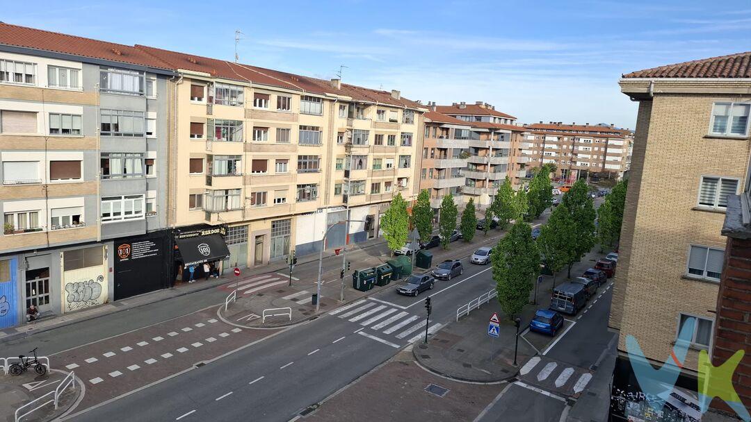 Se vende vivienda en la localidad de Berriozar, ideal para quienes buscan un proyecto de reforma a su gusto.
El piso dispone de tres habitaciones, un baño completo, cocina independiente y un salón luminoso con acceso a balcón, lo que aporta buena ventilación y luz natural. El edificio cuenta con ascensor, lo que añade comodidad al día a día.
La vivienda ofrece múltiples posibilidades de redistribución y actualización, siendo una excelente oportunidad tanto para vivienda habitual como para inversión.
Ubicado en una zona tranquila, bien comunicada y con todos los servicios cercanos, a pocos minutos de Pamplona.
INFORMACIÓN LEGAL
▪ Información meramente orientativa, sin carácter contractual.
▪ Superficies y características aproximadas, con finalidad descriptiva.
▪ En el precio de venta están incluidos los honorarios de la agencia inmobiliaria, que serán asumidos por la parte vendedora.
▪ El precio indicado no incluye los gastos e impuestos derivados de la compraventa a cargo del comprador (Notaría, Registro de la Propiedad, I.T.P., A.J.D. o I.V.A., según corresponda), ni otros posibles gastos asociados.
▪ El inmueble se transmite sin mobiliario ni otros enseres, salvo que se indique expresamente lo contrario.
 
A modo orientativo en Navarra:
▪ Notaría y Registro: 1%–1,5%.
▪ ITP: tipo general 6% (con posibles bonificaciones).
▪ AJD: aprox. 0,5%–1%.