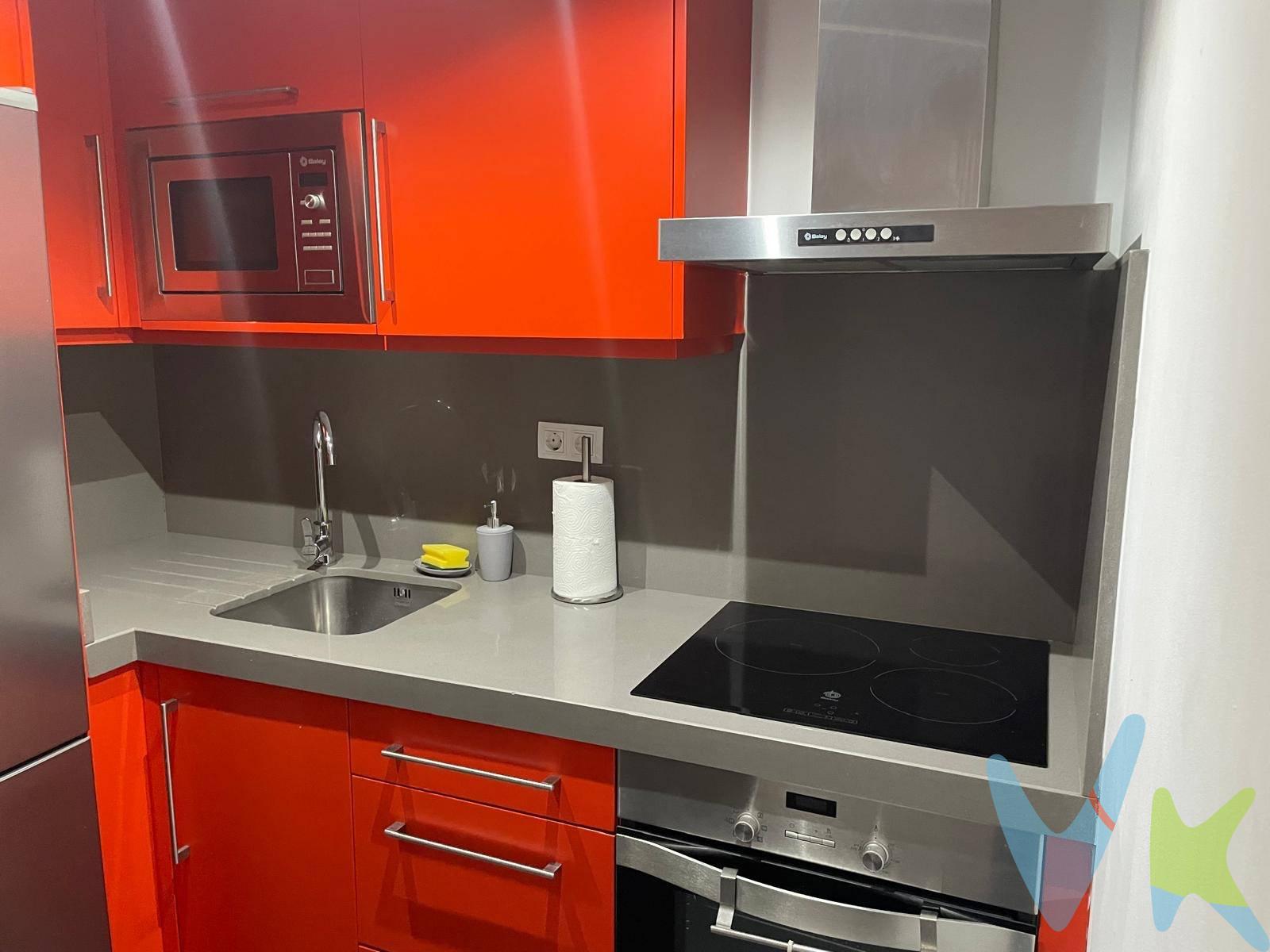 Se vende piso de 49 m², totalmente reformado, ubicado en primera línea de la Playa de Las Canteras, una de las zonas más demandadas de la ciudad. La vivienda cuenta con habitación doble independiente, totalmente reformado incluyendo los electrodomésticos, con un diseño moderno y funcional. El edificio dispone de dos ascensores y acceso adaptado para personas con movilidad reducida. Ademas, dispone de una sala de uso comunitario donde reunirse con amigos para charlar o tener un agradable rato de lectura.. También ofrece una terraza comunitaria transitable con impresionantes vistas directas a la playa, ideal para disfrutar del entorno único, tomar el sol y desconectar del día a día..´´. 📌 Actualmente alquilado por 750,00 € al mes, lo que lo convierte en una excelente oportunidad de inversión con rentabilidad inmediata. 📍 Ubicación inmejorable, con todos los servicios a pocos pasos y con la posibilidad a tan solo 10 metros a pie de poder disfrutar de la incomparable playa de las Canteras con dorada arena. . ¡No dejes pasar esta oportunidad única!. Los gastos derivados de la compraventa no están incluidos en el precio.´