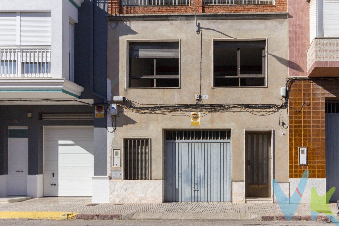 Casa diáfana de 2 plantas con gran garaje y terraza – Personalízala a tu gusto. Te presentamos una magnífica oportunidad para crear el hogar que siempre has soñado. Esta espaciosa casa de dos plantas, totalmente diáfana, ofrece un lienzo en blanco para que puedas diseñar cada rincón a tu medida. Ideal tanto para familias que buscan un espacio amplio y cómodo, como para quienes desean invertir en una propiedad con gran potencial. Características principales:. Distribución diáfana: Con una estructura abierta y versátil, la vivienda permite reorganizar los espacios interiores según tus necesidades y preferencias. Puedes configurar dormitorios, salones, zonas de trabajo o de ocio a tu gusto, sin limitaciones de tabiques preexistentes. Dos plantas de generosas dimensiones: Amplias superficies en ambas plantas, que ofrecen múltiples posibilidades de uso. Ya sea para una vivienda unifamiliar, un dúplex o incluso para un pequeño negocio en casa. Gran garaje: Espacioso garaje con capacidad para varios vehículos, motos, bicicletas o incluso para establecer una zona de almacenaje, taller o bodega. Una solución práctica para familias con varios coches o para quienes necesitan espacio adicional. Amplia terraza: Disfruta de una terraza perfecta para relajarte al aire libre, tomar el sol, organizar barbacoas o convertirla en un jardín urbano. Es un valor añadido que mejora notablemente la calidad de vida. Entorno y ubicación:. Situada en una zona residencial tranquila, esta vivienda destaca por su excelente ubicación:. Farmacia a 25 metros . -3 colegios a menos de 300 metros. -1 centro de dia a 3 minutos . -Varios parques al alrededor . -Los dos ambulatorios a 5 minutos caminando. -urgencias a 5 minutos. -1 guardería  a 4 minutos caminando. Buena conexión por carretera, lo que facilita el acceso al centro de la ciudad o a poblaciones cercanas. Ideal para:. Familias que desean una casa amplia y adaptable. Inversores que busquen una propiedad para reformar y revalorizar. Personas creativas que quieran construir su hogar desde cero. Profesionales que necesiten un espacio combinado de vivienda y trabajo. No dejes pasar esta oportunidad de convertir esta casa diáfana en el hogar que siempre has querido. ¡Ven a visitarla y descubre todo su potencial!. llámanos al 961724535