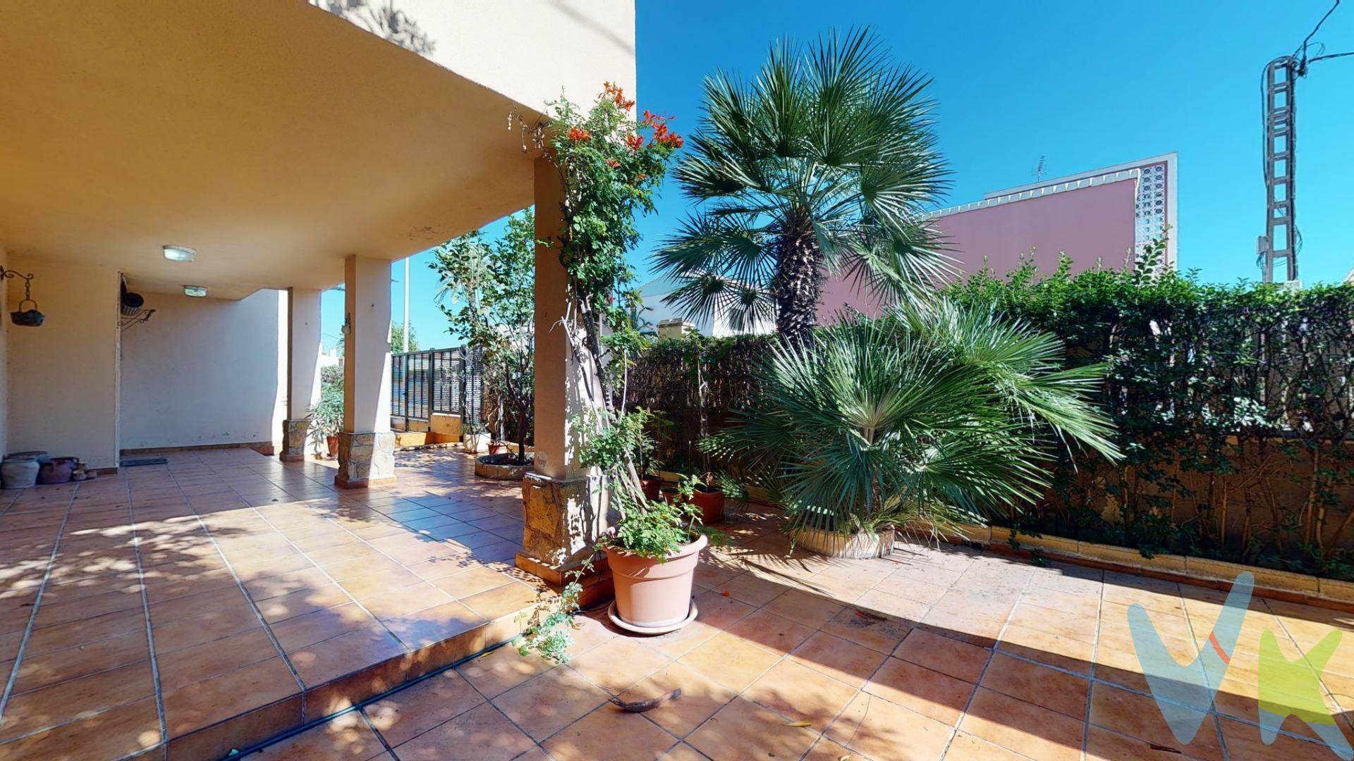 Sumérgete en la experiencia de vivir en una casa privilegiada en la codiciada playa de Xeraco, considerada la mejor valorada de la provincia de Valencia. Esta villa espectacular, situada prácticamente en primera línea de mar, te ofrece una combinación perfecta de tranquilidad y fácil acceso por autovía desde cualquier punto. Características de la Propiedad:. - Parcela y Construcción: La propiedad cuenta con una parcela propia de 326 m² y una superficie construida de 279 m² distribuidos en tres plantas. - Vistas y Ubicación: Disfruta de vistas impresionantes al mar y la cercanía a las dunas, a tan solo cincuenta metros. - Planta Baja: Encontrarás un amplio garaje con capacidad para varios vehículos, un cuarto de lavandería y trastero, además de un jardín con zonas cubiertas y descubiertas. - Primera Planta: Relájate con vistas al mar desde las dos terrazas, una en el salón comedor y otra en la cocina. También hay un baño completo en esta planta. - Segunda Planta: Alberga cuatro dormitorios y otro baño completo. Dos de los dormitorios cuentan con terrazas privadas con vistas al mar. Esta propiedad no solo ofrece una calidad de vida excepcional, sino que también despierta la envidia y la admiración de quienes la ven. . ¡Contáctanos Ahora!. Si deseas ser tú quien disfrute de esta maravillosa villa, no esperes más. ¡Contacta con nosotros ahora mismo y haz de esta casa tu hogar!. La descripción del presente inmueble e imágenes tienen mero carácter informativo y en ningún caso carácter contractual, pudiendo ser modificados por la inmobiliaria comercializadora sin que ello implique responsabilidad alguna frente a terceros. En el precio de venta a público, esta propiedad NO incluye los gastos de adquisición (Notario, registro, gestión, honorarios, etc…).