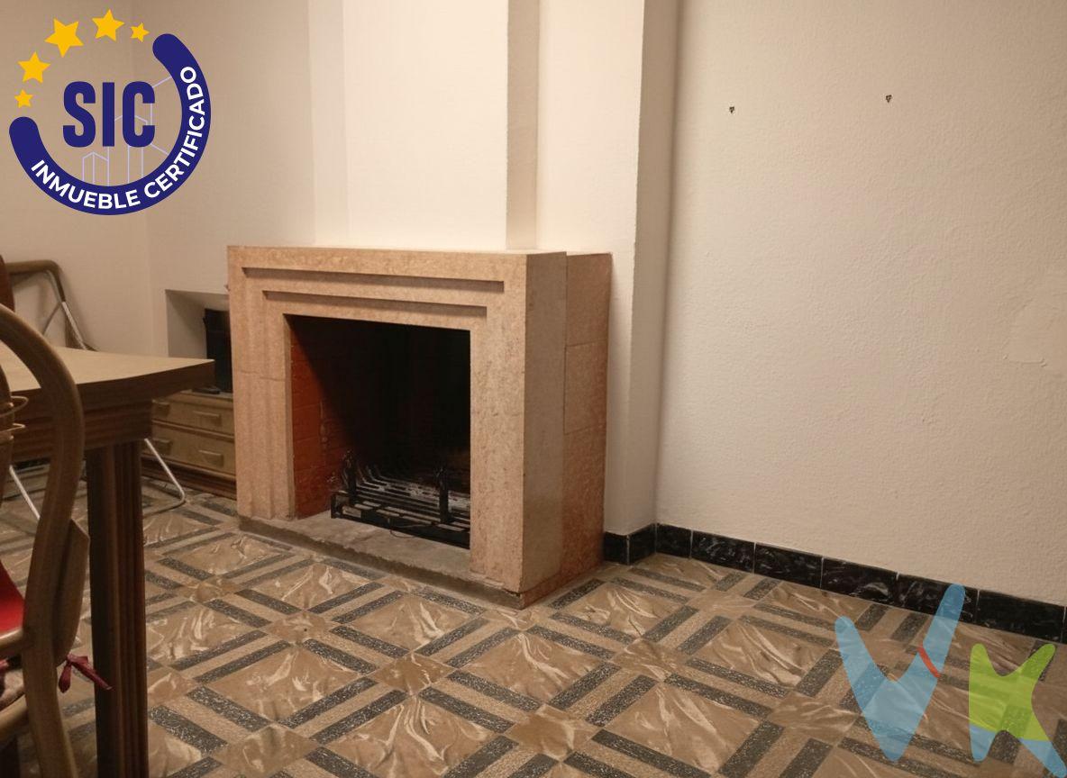 ¡Bienvenido a la casa de tus sueños en una de las zonas más emblemáticas de la ciudad de los mil detalles! Este magnífico piso, ubicado en la calle San Ramón 3, es la oportunidad perfecta para quienes buscan equilibrio entre la tranquilidad de un barrio con solera y la vibrante vida urbana de Xàtiva. Esta propiedad no es solo un piso; es un proyecto de vida o inversión. Ubicado en una segunda planta (sin ascensor), ofrece una combinación perfecta de encanto tradicional y un potencial de expansión constructiva difícil de encontrar en el mercado actual. Distribución y Espacios (136 m2). La vivienda destaca por su distribución versátil, ideal para adaptarse a cualquier necesidad aprovechando al máximo la luz natural y ofreciendo espacios amplios que invitan al descanso:. Habitaciones: 3. Baño completo. Zona social: Comedor con chimenea. Sala de meditación. Trastero. Cocina. Amplio recibidor. Salita de estar. El Gran Valor: Terraza y Derecho de Vuelo. Lo que realmente marca la diferencia es su planta superior:. Almacén de 48 m2 en la tercera planta. Derecho de construcción privativo: Puedes edificar sobre tu propia vivienda, permitiéndote crear un ático dúplex único en la zona. Vistas Premium: Panorámicas inmejorables al Castillo de Xàtiva, un privilegio visual diario. Entorno y Calidad de Vida. Vivir en la calle San Ramón significa disfrutar de la comodidad de ir andando a todas partes. Situada en una zona que conecta el centro comercial con el casco histórico monumental, tendrás a tu disposición:. Patrimonio e Historia: A pocos minutos de la imponente Colegiata de Santa María (La Seu) y de la Plaza del Mercat, el corazón social de la ciudad. Pasear por sus calles es vivir rodeado de palacios como el de Alarcón o el de los Sanç d'Alboi. PVP 119.900€.  Gastos e impuestos no incluidos en el precio. La compra conlleva impuestos y gastos de formalización para el comprador. A título orientativo se informa que en segundas transmisiones el  ITP  con carácter general en  Valencia  es del  10%, pudiendo existir otros tipos impositivos atendiendo a  las circunstancias  personales del comprador u otras circunstancias previstas legalmente. Base imponible del impuesto el mayor valor entre el precio de compraventa, la tasación o el valor de referencia catastral. En cuanto a los gastos de  notaría y registro, en su caso,  suelen oscilar aprox; entre 1,5% y 2,5% (aranceles variables según precio, n.º de copias y complejidad). El comprador elige notario. Si el comprador precisase de  hipoteca: tasación, condiciones y costes bancarios serán según entidad elegida por el comprador, así como los gastos de gestoría, y cualesquiera otros gastos inherentes a la formalización de la compraventa que legalmente correspondan a la parte compradora, salvo pacto expreso en contrario con el vendedor. El consumidor tiene,  conforme a la normativa vigente, a su disposición información y documentación adicional relativa al inmueble y condiciones de la compraventa, que podrá ser consultada en C/Joaquín Costa 4, bajo 46005 Valencia o urbe2@remax.es. Honorarios de mediación inmobiliaria a cargo del  COMPRADOR: (3% del precio final de venta más IVA (21%), salvo otro pacto.); y  de VENDEDOR (según acuerdo con el mismo). . Se informa al consumidor que la agencia actúa como intermediaria inmobiliaria en la operación, estando cualquier eventual compraventa y sus condiciones sujeta a la aceptación expresa del propietario-vendedor y a la posterior formalización del correspondiente contrato.