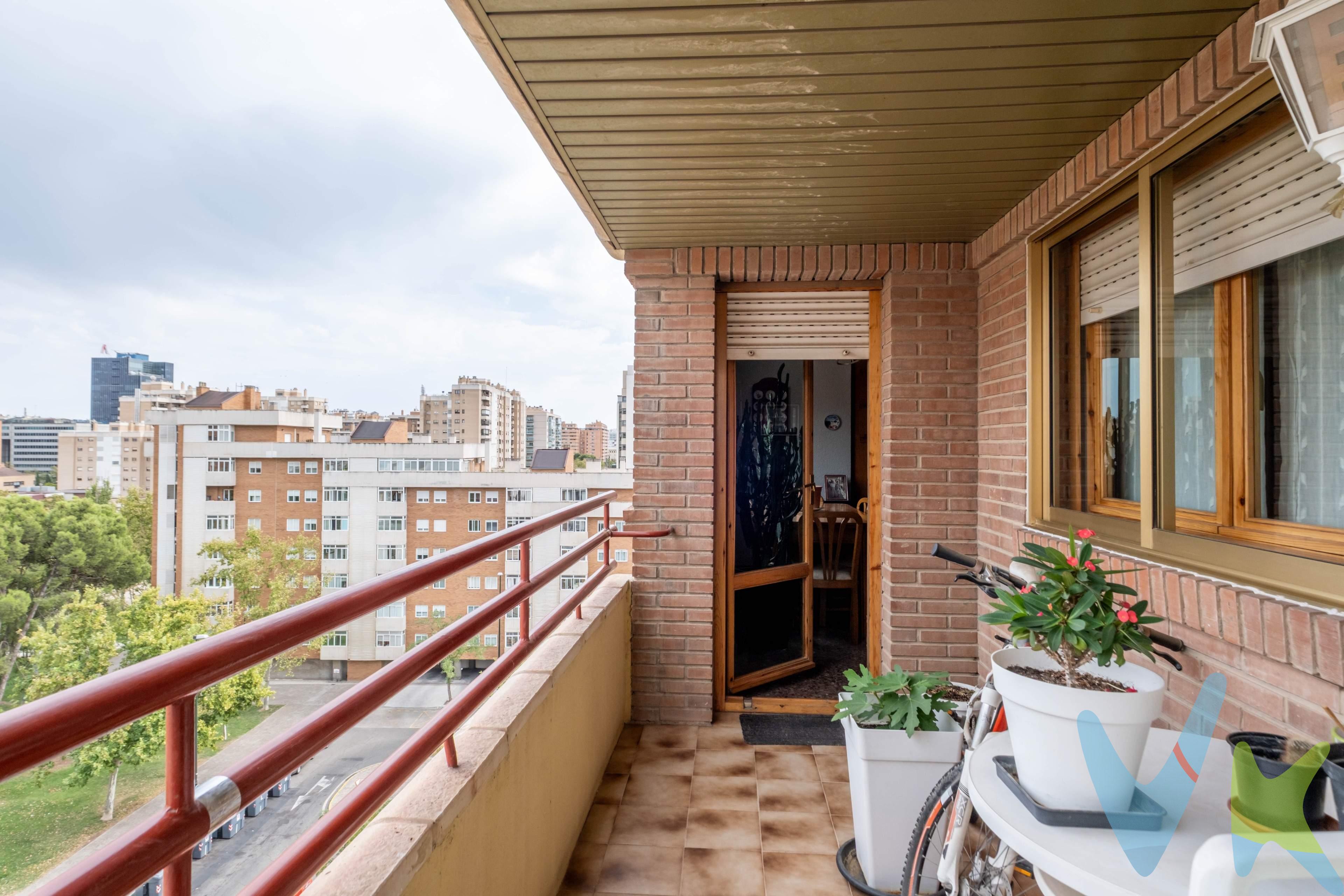 Descubre este piso en venta en Vía Hispanidad, Zaragoza. Hay pisos en los que tienes que encender la luz a las tres de la tarde. Y luego está esta vivienda. Al estar situado en una 8ª planta, el sol inunda cada rincón, regalándote unas vistas despejadas que te harán olvidar el estrés diario, todo ello viviendo en una de las zonas mejor conectadas de Zaragoza. Imagina llegar a casa, aparcar directamente en tu propia plaza de garaje (se acabó dar vueltas buscando sitio), dejar los trastos en el trastero y subir cómodamente en uno de los dos ascensores desde un portal totalmente accesible a cota cero. Comodidad desde el primer segundo. Al abrir la puerta, te recibe un salón exterior que se prolonga hacia una terraza. El rincón perfecto para disfrutar de tu primer café de la mañana, leer un buen libro o simplemente desconectar al final del día. La vivienda está diseñada para adaptarse a ti y a las necesidades de tu familia:. - 4 dormitorios: Espacio de sobra para la familia, invitados, o para montar ese despacho para teletrabajar que tanto necesitas. - 2 baños completos que respiran: ¡Ambos tienen ventana! Un lujo muy demandado para garantizar la mejor ventilación natural. Además, uno de ellos está integrado en suite en el dormitorio principal para tu total privacidad. - Cocina amplia y equipada: Cuenta con espacio suficiente para comer en ella en el día a día y dispone de salida a una práctica galería que facilita la organización del hogar. - Garaje y trastero incluidos. Si llevas tiempo intentando comprar un piso en Zaragoza que lo tenga todo —altura, luz, terraza, garaje y amplitud— en el entorno de Vía Hispanidad, sabes que oportunidades así vuelan. ¿Te imaginas despertando aquí? No dejes que se te adelanten. Contáctanos hoy mismo para agendar tu visita y ven a sentir el espacio. *** Gastos e impuestos no incluidos. A título orientativo, en segundas transmisiones, el comprador abonará: Impuesto sobre Transmisiones Patrimoniales (ITP), tipo general en Aragón al 8% (*). Base de cálculo: mayor valor entre precio de compraventa o valor de referencia catastral. Gastos de Notaría y Registro: Aranceles variables según precio, número de copias y complejidad; cálculo según tarifas normativas. Si se precisa hipoteca: Tasación, condiciones y costes bancarios según entidad elegida por el comprador; así como gastos de gestoría y cualesquiera otros inherentes a la compraventa. No se incluyen otros gastos o tributos que puedan por Ley corresponder al comprador. Operación sujeta a doble mediación. Existen honorarios a cargo del comprador, salvo pacto en contrario, no incluidos en PVP. El consumidor conforme a la normativa vigente podrá solicitar información y documentación adicional relativa al inmueble, sus características, condiciones de la operación y del servicio de mediación en la oficina y/o a través de nuestro teléfono de contacto o mail. La agencia actúa exclusivamente como intermediaria en la compraventa, cuyas condiciones, en todo caso, estarán sujetas a la aceptación expresa del vendedor del inmueble y posterior formalización del contrato. La información suministrada se corresponde con la disponible a la fecha de publicación, pudiendo variar en función de las circunstancias o actualizaciones legales, contractuales y fiscales. Anuncio de carácter meramente informativo. Para una información exhaustiva sobre el funcionamiento, tipos impositivos y bonificaciones del ITP en Aragón, puede consultar el portal oficial de la Agencia Tributaria Autonómica. Tarifas notariales y registrales reguladas en el Anexo I del Real Decreto 1426/1989 y Anexo I del Real Decreto 1427/1989, respectivamente. Anuncio no vinculante, puede contener errores.