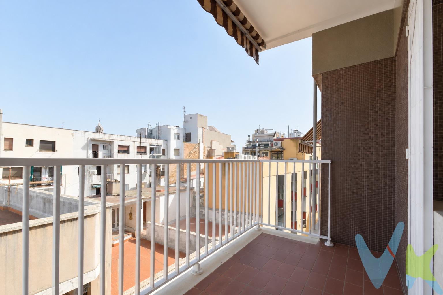 Si buscas espacio, comodidad y la mejor ubicación, esta vivienda es una oportunidad única para diseñar el hogar de sus sueños. Situado en una tercera planta con ascensor, en el centro neurálgico de la ciudad y a un paso de la Rambla Principal y del Mercado Municipal, el piso destaca por su gran amplitud y distribución funcional. Dispone de un salón-comedor muy luminoso, cocina independiente con despensa, cuatro dormitorios ideal para familias o teletrabajo, un baño completo, un baño auxiliar y armarios empotrados. Balcón con vistas a la calle. Además, incluye en el precio un práctico trastero privado situado en el mismo edificio. Piso de origen muy bien situado y con muchas posibilidades. Vivir en Vilanova y la Geltrú, capital del Garraf ubicada a sólo 40 minutos de Barcelona (con excelente conexión directa en tren R2 Sur y autobús) y a 10 minutos de Sitges, es apostar por una calidad de vida inmejorable. Este piso te permitirá tener todos los servicios, escuelas y comercio local en la puerta de casa sin necesidad de coger el coche, además de disfrutar de más de 6 km de playas de fina arena, puerto deportivo y pesquero, y una gran vida cultural y gastronómica durante todo el año. Una opción perfecta tanto para la primera residencia familiar como para una inversión segura en una de las mejores zonas de la costa. ¡Contacta con nosotros y ven a descubrir todo su potencial!. Cédula habitabilidad CHB05984125001. Certificado Energético: Referencia 96X4L5M1X Consumo de energía F 214 Kwh-m² año Emisiones E 45 Kg CO2-m² año. El precio no incluye impuestos (ITP, IVA y AJD), ni los gastos de notario ni los de registro. Algunas de las imagenes mostradas sin mobiliario o decoración han estado modificadas mediante inteligencia artificial (home staging virtual) con carácter ilustrativo y no corresponden al estado actual de la propiedad.