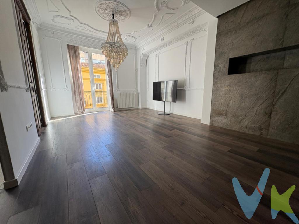 RACASA TORRES DE QUART  te ofrece esta Exclusivo piso en venta en Sant Francesc, ValenciaMagnífico piso situado a pocos metros de la Plaza de Ayuntamiento, Plaza de toros, Estación de Tren, zona comercial y de ocio.  Esta propiedad destaca por su elegancia y amplitud, ubicada en una de las áreas más deseadas y con más historia de la ciudad. Con 192 metros cuadrados construidos y 175 metros útiles, esta vivienda proporciona un espacio generoso y acogedor para su próxima residencia.Este inmueble se encuentra en la tercera planta de un edificio con historia, construido en 1930, que ha sido cuidadosamente conservado, respetando su encanto original. Para su comodidad, el edificio está equipado con un ascensor, asegurando un acceso fácil y conveniente. Además, la propiedad cuenta con una plaza de garaje, lo que representa un verdadero lujo en una zona tan céntrica, eliminando cualquier preocupación por el estacionamiento en una ciudad dinámica como Valencia.El piso está compuesto por tres amplias habitaciones( una de ellas en suite con un amplio vestidor), amplio salón comedor con salida a balcón, cocina integrada con isla, dos baños completos y zona de colada. Cabe destacar que la vivienda cuenta con frío/ calor por conductos en todas las estancias, calefacción por radiadores, bancada de porcelánico en la cocina y los revestimientos de los baños son de Porcelanosa.La vivienda cuenta además con un trastero en la misma finca e incluye en su precio una plaza de aparcamiento a 100 metros de la finca. No deje pasar la ocasión de visitar esta propiedad. Llame hoy mismo para concertar una cita y déjese llevar por la belleza y singularidad de este piso inigualable en Sant Francesc. 