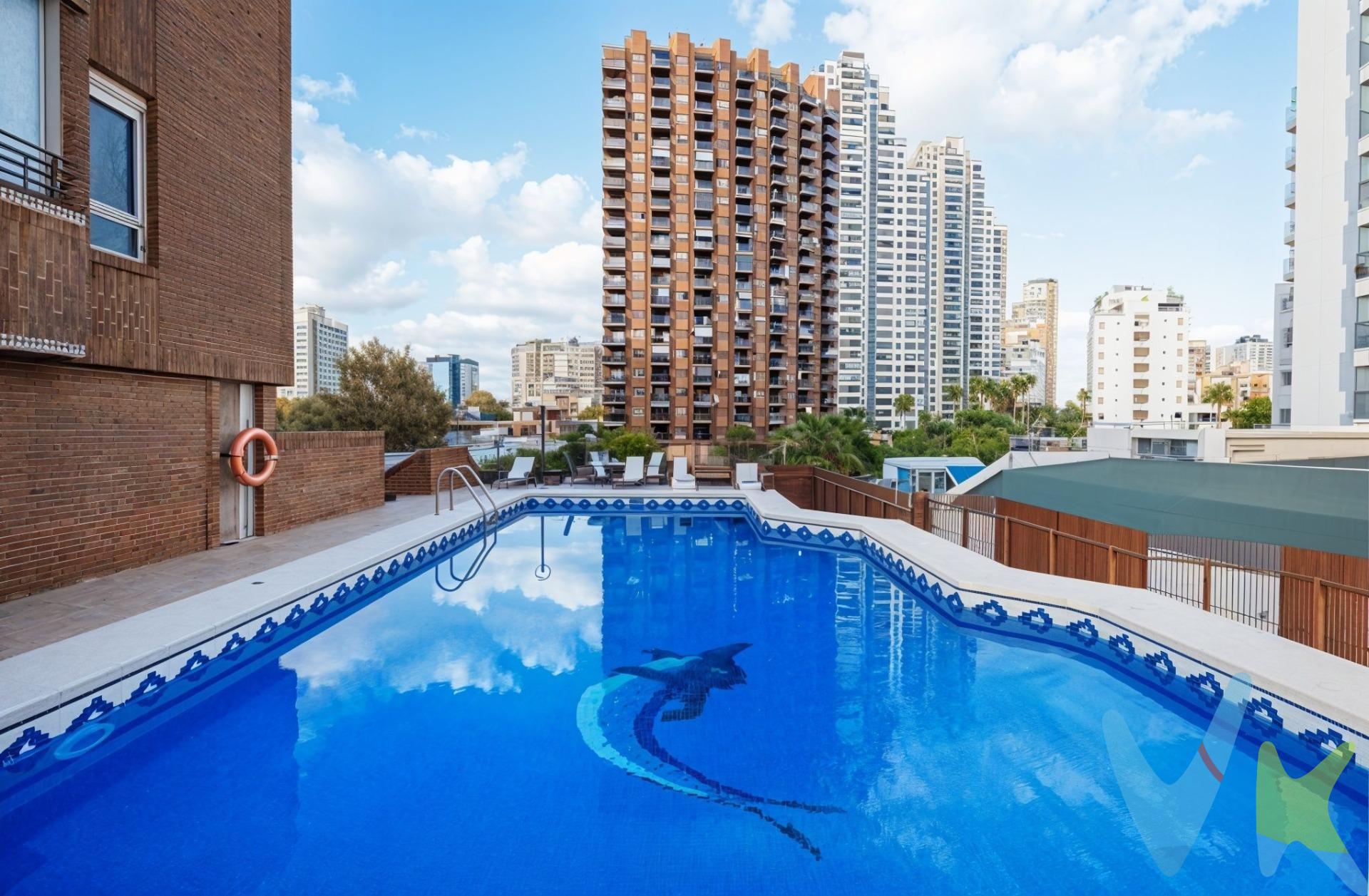 Imagínate entrando en un piso de 174 m2 que ocupa toda la planta del edificio: al abrir la puerta, ves un salón amplio y luminoso, bañado por la luz sur, con vistas al mar que se asoman entre los edificios de Playa de Levante. El silencio te recibe de inmediato, gracias a unas, ventanas renovadas con aislamiento térmico y acústico que dejan fuera el ruido de la ciudad; solo se percibe, si prestas atención, el rumor lejano del mar, a menos de 300 metros de la puerta. Recorre el espacio y siente la diferencia: sin vecinos pared con pared, con un salón que antes eran dos terrazas y ahora respira como una única estancia diáfana para moverte con libertad. El aire acondicionado climatiza toda la vivienda, así que la temperatura es siempre agradable, y. los baños reformados —uno en suite— invitan al tacto con acabados nuevos. La cocina, con office y galería, se ve tan ordenada como funcional. Y cuando llegues a casa, nada de vueltas buscando aparcamiento ni escaleras con bolsas: bajas en ascensor y tu propia plaza de garaje te espera justo abajo. Un hogar en un edificio de carácter, con detalles de inspiración morisca, para vivirlo, verlo y disfrutarlo con calma. ¿Sientes que puede ser tu nuevo hogar para tus días en Benidorm? Pues llama y agenda una visita para verlo. PVP 595.000€. Gastos e impuestos no incluidos en el precio. La compra conlleva impuestos y gastos de formalización para el comprador. A título orientativo se informa que en segundas transmisiones el ITP con carácter general en Valencia es del 9%, pudiendo existir otros tipos impositivos atendiendo a las circunstancias personales del comprador u otras circunstancias previstas legalmente. Base imponible del impuesto el mayor valor entre el precio de compraventa, la tasación o el valor de referencia catastral. En cuanto a los gastos de notaría y registro, en su caso, suelen oscilar aprox. entre 1,5% y 2,5% (aranceles variables según precio, n.º de copias y complejidad). El comprador elige notario. Si el comprador precisase de hipoteca: tasación, condiciones y costes bancarios serán según entidad elegida por el comprador, así como los gastos de gestoría, y cualesquiera otros gastos inherentes a la formalización de la compraventa que legalmente correspondan a la parte compradora, salvo pacto expreso en contrario con el vendedor. El consumidor tiene, conforme a la normativa vigente, a su disposición información y documentación adicional relativa al inmueble y condiciones de la compraventa, que podrá ser consultada en C/Joaquín Costa 4, bajo 46005 Valencia o urbe2@remax.es. Honorarios de mediación inmobiliaria a cargo del COMPRADOR: (3% del precio final de venta más IVA (21%), salvo otro pacto.); y de VENDEDOR (según acuerdo con el mismo). Se informa al consumidor que la agencia actúa como intermediaria inmobiliaria en la operación, estando cualquier eventual compraventa y sus condiciones sujeta a la aceptación expresa del propietario-vendedor y a la posterior formalización del correspondiente contrato.