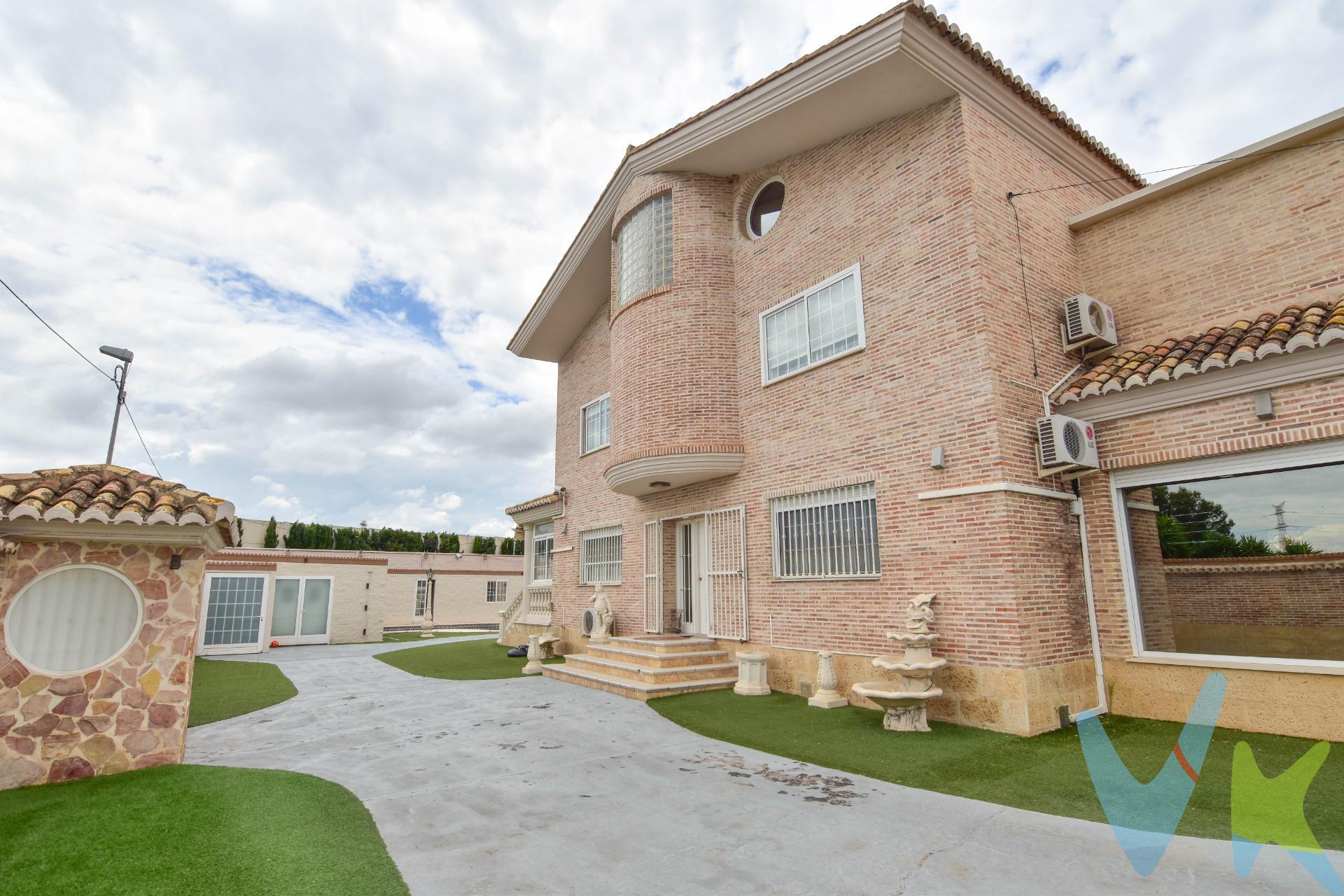 Hay casas que son solo paredes, y hay hogares que te cambian el ritmo de vida. Este chalet en la Urbanización San Ramón (Picassent) pertenece a los segundos. Es esa propiedad donde las vacaciones parecen no terminar nunca y donde el día a día se vuelve extrañamente fácil. ✨ Un hogar para disfrutar las 24 horas, los 365 días. Olvídate de las urbanizaciones aisladas y oscuras. San Ramón es un barrio vivo, consolidado y seguro. Aquí la vida ocurre entre el jardín privado y las tardes en el polideportivo con los vecinos. Estética y Confort: El chalet está cuidado al detalle. Espacios luminosos, una distribución lógica y ese ambiente acogedor que te hace sentir en casa desde que cruzas la puerta. Ocio a un paso: Tener el polideportivo casi como una extensión de tu jardín es un lujo para la salud y la vida social. Tenis, natación y deporte sin salir de tu entorno. 🚉 La ventaja de estar "Cerca de Todo". Lo que hace especial a esta vivienda es su ubicación técnica dentro de la urbanización. Estar a escasos metros de la parada del metro no es solo un dato logístico, es una mejora directa en tu calidad de vida:. Libertad familiar: Tus hijos o invitados tienen autonomía total para ir y volver de Valencia sin depender de que nadie los lleve. Conexión sin estrés: Disfrutas de la paz de una parcela independiente con la tranquilidad de saber que el centro de la ciudad está a un paseo corto y directo. 🌳 El escenario de tus mejores recuerdos. Ya sea como residencia habitual o como ese refugio para fines de semana y veranos, la casa está diseñada para el disfrute. Imagina barbacoas que se alargan, mañanas de lectura en el porche y la seguridad de vivir en una de las mejores zonas de Picassent. No estás comprando solo un chalet, estás comprando el tiempo y la comodidad que tu familia se merece. San Ramón es comunidad, es deporte y, en esta ubicación específica, es la máxima expresión de vivir bien. Nota: Agencia Registrada con el Nº 1395 en el Registro Obligatorio de Agentes Inmobiliarios de la Comunitat Valenciana, consultable en la web de la Generalitat Valenciana. La oferta está sujeta a cambios de precio o retirada del mercado sin previo aviso. La información contenida en el presente anuncio se facilita a título meramente informativo y no contractual, los datos, descripciones, superficies, imágenes y cualquier otro contenido del mismo pueden estar sujetos a errores u omisiones al ser facilitados por terceros. El precio de venta publicado no incluye los honorarios de intermediación inmobiliaria, ni los impuestos legalmente aplicables (IVA o ITP), ni los gastos derivados de la compraventa, tales como notaría, registro y gestoría, ni aquellos derivados de la financiación, en caso de existir. Por mandato expreso del propietario, este inmueble se comercializa en régimen de exclusiva, garantizando al interesado un acceso completo a la información y una gestión profesional, transparente y sin interferencias de terceros. Se ruega no molestar al propietario, a los ocupantes del inmueble ni a los vecinos. Agentes inmobiliarios con cliente interesado pueden contactar con la agencia para colaborar. Nuestro departamento financiero puede conseguir tu financiación. ¡Consúltanos!