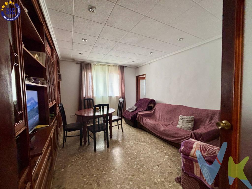 Racasa Marva te presenta en EXCLUSIVA este magnifico y  amplio piso con gran potencial en excelente ubicación. Este  espacioso inmueble de 102 m² es una oportunidad única tanto para familias que buscan un hogar cómodo como para inversores que desean una propiedad con alta rentabilidad. Su distribución ofrece cuatro habitaciones iluminadas, un amplio salón-comedor y un baño completo totalmente reformado con plato de ducha de 1,20 m y ventana oscilobatiente de cristal Climalit. La vivienda ha sido parcialmente renovada, con instalación eléctrica y fontanería nuevas ,que es un gran ahorro  a la hora de las mejoras. La cocina también ha sido modernizada con suelo y paredes renovadas, además de una ventana Climalit que mejora la luminosidad y la eficiencia térmica. Solo queda amueblarla a tu gusto para completarla. Con doble orientación norte-sur, este piso garantiza una excelente ventilación y luz natural en todas sus estancias. La habitación principal dispone de un balcón privado, un plus que añade comodidad y espacio exterior. Ubicado en la tercera planta de un edificio con ascensor instalado recientemente (7 años de antigüedad), se encuentra en una zona repleta de servicios esenciales: supermercados, colegios, ambulatorios, gasolineras y una variada oferta comercial. Su excelente conexión con transporte público (autobuses, tranvía y taxis) permite llegar al centro de la ciudad en apenas 10 -15 minutos. Una opción ideal tanto para entrar a vivir como para invertir. Gracias a su tamaño y ubicación, esta vivienda ofrece múltiples posibilidades de reforma para aumentar su valor y rentabilidad en el mercado de alquiler. Si buscas un inmueble con grandes posibilidades y una ubicación estratégica, ¡no dejes pasar esta oportunidad! Contáctanos para visitarlo. La oferta está sujeta a cambios de precio o retirada del mercado sin previo aviso. Este anuncio en su conjunto, incluyendo textos, fotos, imágenes o cualquier otro contenido del mismo, no es vinculante dado que la información es ofrecida por terceros y puede contener errores. Se muestra a título informativo y no contractual. Número de Registro de Agentes de Intermediación Inmobiliaria de la Comunidad Valenciana: RAICV-3991. El precio no incluye lo siguiente: honorarios de la agencia inmobiliaria, impuestos (IVA, ITP) y otros gastos de la Compraventa (notaria, gestoría y registro). Por mandato expreso del propietario, comercializamos este inmueble en exclusiva, lo que le garantiza el acceso a toda la información, a un servicio de calidad, un trato fácil, sencillo y sin interferencias de terceros. Por este motivo, se ruega no molestar al propietario, a los ocupantes de la propiedad o a los vecinos. Muchas gracias por tu comprensión. Si eres agente inmobiliario y tienes un cliente para este inmueble, llámanos: estaremos encantados de colaborar,. . 
