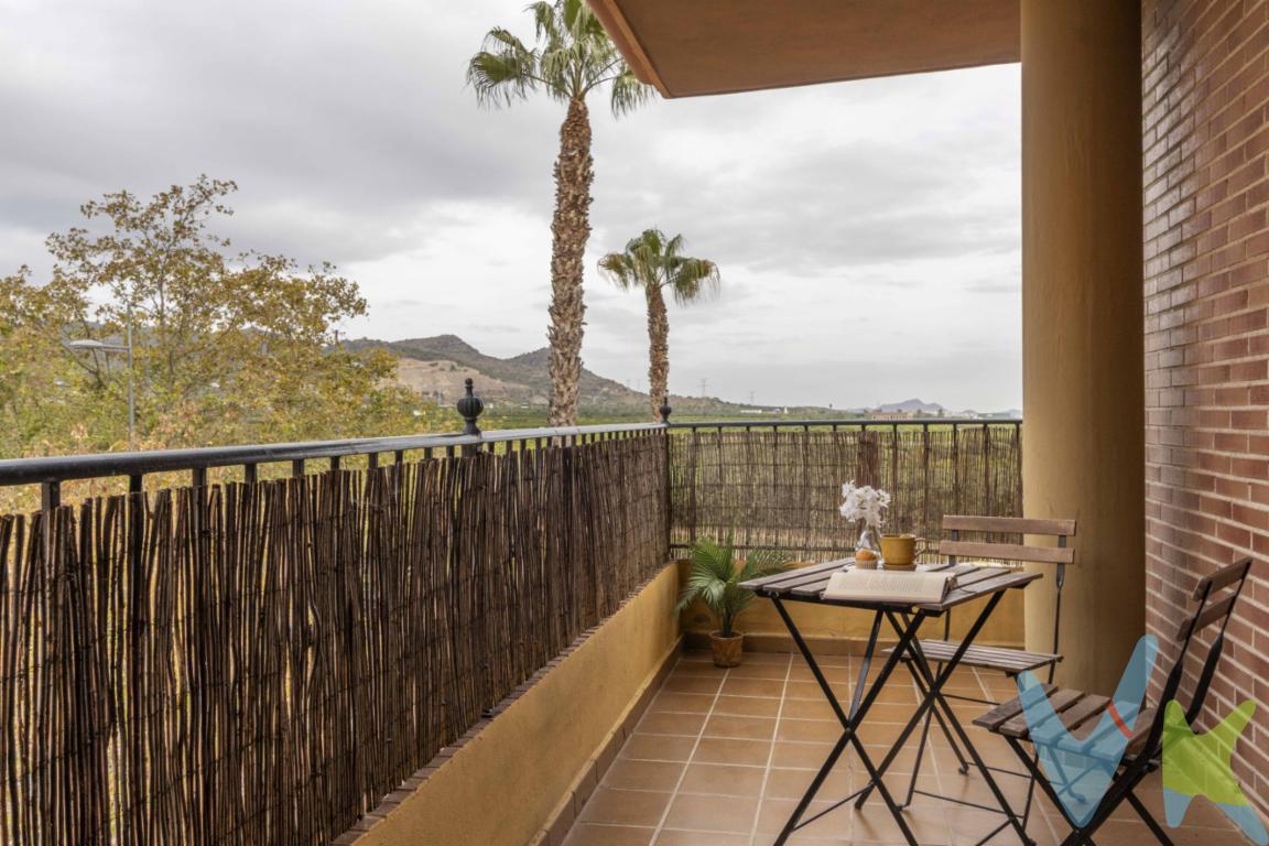 Una vivienda cuidada, funcional y lista para entrar a vivirTe presentamos este piso situado en Sagunto pueblo, una zona tranquila y con todos los servicios a mano. La vivienda se encuentra en perfecto estado de conservación, ideal para quienes desean instalarse sin realizar reformas y buscan un hogar práctico, luminoso y bien ubicado. Su principal atractivo es un amplio balcón-terraza, un espacio exterior más generoso que un balcón convencional, perfecto para disfrutar del aire libre sin necesidad de disponer de una terraza independiente.Distribución cómoda y bien aprovechadaEl inmueble cuenta con tres habitaciones, todas con buena ventilación y luz natural. Esto permite que cada estancia pueda adaptarse a distintas necesidades: dormitorios para la familia, despacho para teletrabajar o habitación de invitados. La distribución está pensada para ofrecer privacidad, ya que la zona de descanso queda diferenciada del área de día.Dispone de dos baños completos, ambos en excelente estado y con acabados actuales. Son cómodos, funcionales y están listos para su uso desde el primer día. La disposición de los baños resulta especialmente práctica, facilitando el día a día de una familia o de aquellos que necesitan un espacio adicional para invitados.El salón-comedor es amplio y luminoso, actuando como corazón de la vivienda. Desde esta estancia se accede directamente al balcón-terraza, que destaca por su tamaño y por la sensación de desahogo que proporciona. Aunque no ofrece vistas directas al castillo, sí permite disfrutar de un exterior cómodo, ideal para colocar una mesa pequeña, algunas plantas o simplemente disponer de un espacio para relajarse al final del día. Este rincón aporta un valor añadido importante, especialmente para quienes buscan un piso con un exterior utilizable sin llegar a ser una terraza independiente.La cocina, independiente y bien distribuida, ofrece un espacio muy práctico para cocinar a diario, con encimeras amplias y capacidad de almacenamiento suficiente. Su tamaño permite trabajar con comodidad y mantener todo organizado, convirtiéndola en una estancia muy funcional.Extra de comodidad: plaza de garaje incluida en el edificioLa vivienda incorpora plaza de garaje en la misma finca, un elemento esencial en el casco urbano de Sagunto. Contar con aparcamiento privado evita las molestias de buscar sitio y aporta comodidad cada día. El acceso es sencillo y la plaza ofrece un tamaño adecuado tanto para vehículos pequeños como para coches de mayor dimensión.Ubicación práctica y entorno agradableSituado en Sagunto pueblo, este piso permite disfrutar de la cercanía a colegios, comercios, servicios sanitarios, transporte y zonas peatonales. Es una ubicación que combina tranquilidad con accesibilidad, lo que lo convierte en una opción muy equilibrada para familias, parejas o cualquier persona que busque calidad de vida. Además, las comunicaciones con la zona de playa, áreas comerciales y la ciudad de Valencia son rápidas y directas.Se muestra a título informativo y no contractual. El precio no incluye lo siguiente: Honorarios de la agencia inmobiliaria, impuestos (IVA, ITP) y otros gastos de la Compraventa (notaria, gestoría y registro).