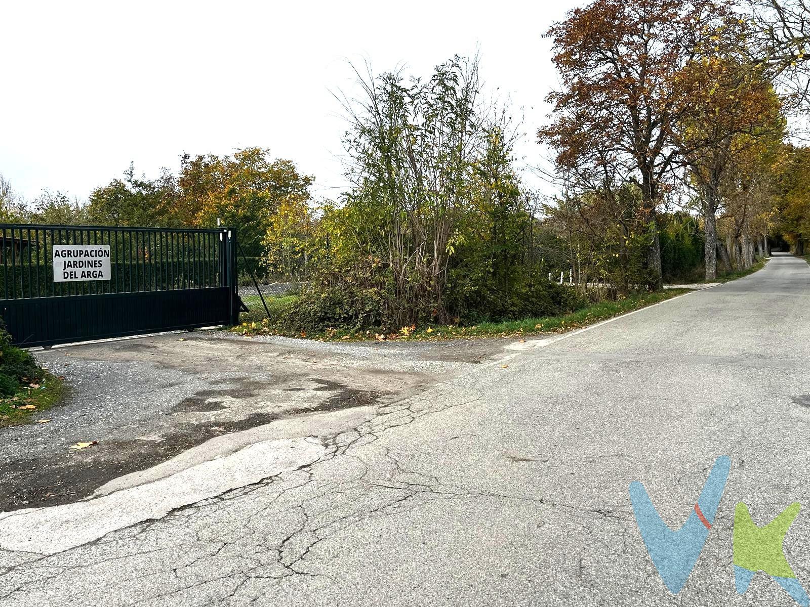 Se vende huerta de 500 m² ubicada en la codiciada urbanización Jardines del Arga, situada entre los barrios de Mendebaldea y San Jorge. Este espacio forma parte de una exclusiva urbanización cerrada con amplias calles internas que permiten un fácil acceso en coche hasta tu propia parcela. La propiedad puede dar de alta el servicio de agua con un contador individual para el riego, lo que facilita el cultivo y mantenimiento del jardín o huerto deseado.   La Urbanización dispone de tres baños comunitarios, uno de ellos adaptado para personas con movilidad reducida, luz en la zonas comunes y en los trasteros, cada parcela le pertenece para uso y disfrute de un trastero de 15m², perfecto para almacenar herramientas y utensilios necesarios para tus actividades al aire libre.  .  . Este terreno brinda múltiples posibilidades recreativas: puedes instalar una pérgola ideal para sombra durante las tardes soleadas además incluso crear espacios personalizables como barbacoas o piscinas desmontables perfectas para compartir momentos de ocio con la familia o amigos sin renunciar a la cercanía urbana. Si quieres tener tu propia huerta al lado de Pamplona, esta es tu oportunidad.  . (DATOS MERAMENTE INFORMATIVOS, SIN VALOR CONTRACTUAL. EL PVP INDICADO NO INCLUYE IMPUESTOS, GASTOS DE TRANSMISIÓN). .  