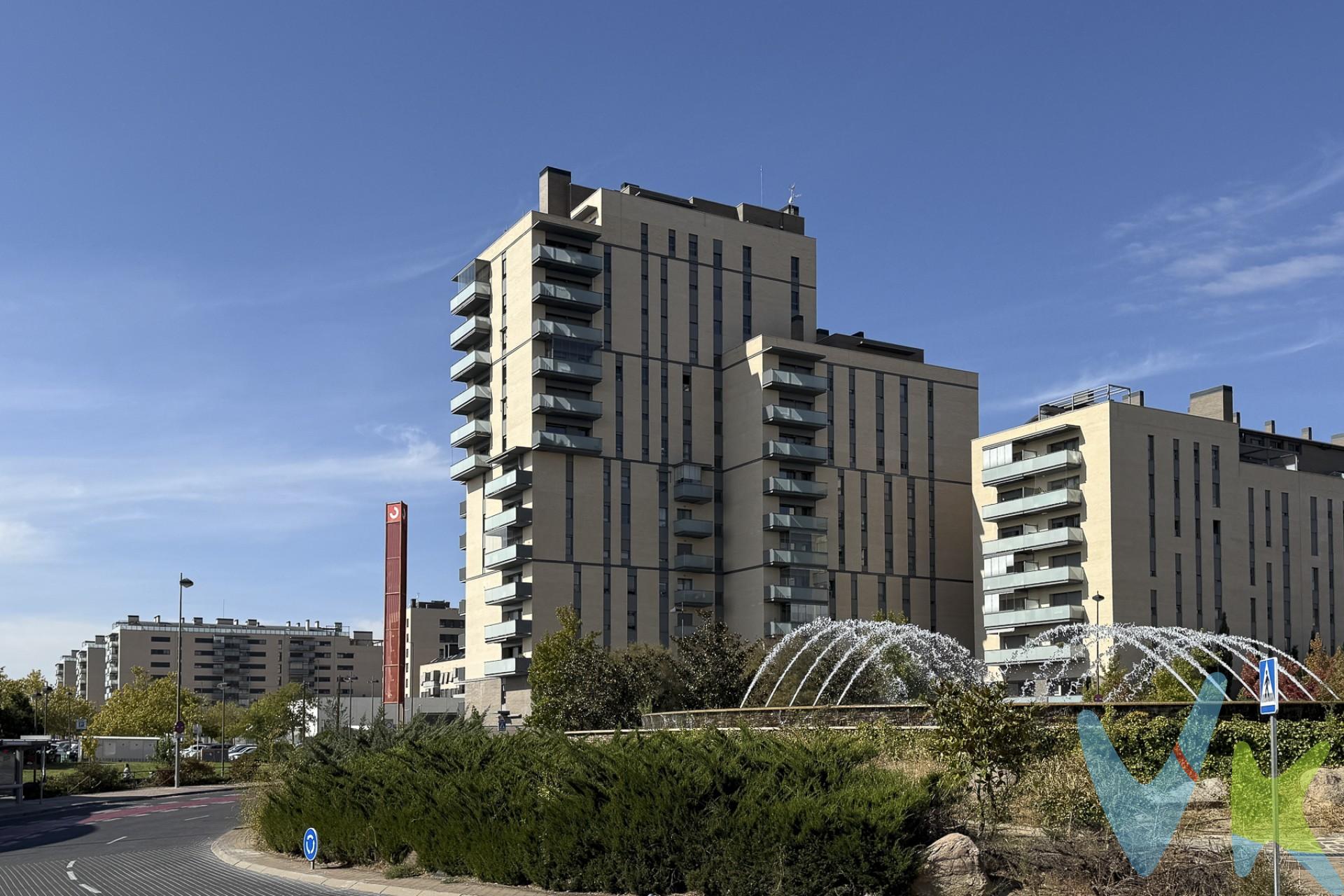 Ubicada en una de las zonas más demandadas y residenciales de Alcorcón, esta vivienda destaca por su amplitud, luminosidad y la calidad. Situada en una urbanización seminueva con vigilancia 24 horas, piscina comunitaria, zonas ajardinadas y parque infantil, ofrece la tranquilidad y seguridad que buscas sin renunciar a la cercanía con todos los servicios.

El inmueble cuenta con un amplio salón comedor con salida directa a la TERRAZA. La cocina, muy funcional, también tiene acceso a la misma terraza, lo que aporta gran comodidad y luz natural. Dispone de 3 dormitorios, el principal con baño en suite y vestidor, y un segundo baño completo de uso general.

Plaza de GARAJE y TRASTERO, ambos con acceso directo desde el ascensor.

En cuanto a su ubicación, el Paseo Miguel de Cervantes ofrece excelentes comunicaciones tanto en transporte público como en vehículo privado. A pocos minutos se encuentran la estación de tren de Retamas, paradas de autobús urbano e interurbano, parada de Metro Parque Oeste y fácil acceso a la A-5, M-50 y M-406, lo que permite una conexión rápida con Madrid y alrededores.

La zona cuenta con colegios, institutos, supermercados, centros deportivos, restaurantes y zonas verdes, además de estar próxima a centros comerciales como el X-Madrid y TresAguas.

El comprador tendrá un coste adicional de un 1.5% MÁS IVA, sobre el precio publicado, por el servicio de gestión, asesoramiento y formalización del proceso de compra. Este importe no está incluido en el precio publicado en venta y será facturado al comprador.