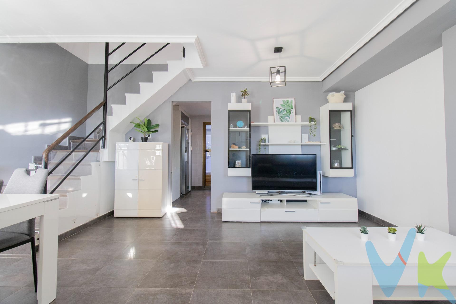 Se presenta esta vivienda unifamiliar adosada, con una superficie total aproximada de 173m², ubicada en una de las zonas más privilegiadas y demandadas del litoral valenciano, a tan solo 50 metros de la playa, junto al paseo marítimo de la Playa de Puçol. La propiedad se encuentra totalmente actualizada, con un estilo moderno y actual, y lista para entrar a vivir, sin necesidad de realizar reformas, lo que la convierte en una opción ideal tanto como residencia habitual como segunda vivienda junto al mar. La vivienda además cuenta con 8 paneles solares para mayor ahorro energético. La vivienda se distribuye en 3 plantas:. En la planta baja encontramos un amplio y luminoso salón-comedor, cocina independiente y aseo de cortesía. Esta planta se abre al exterior a través de una terraza cubierta frontal con vistas abiertas, perfecta para disfrutar del clima mediterráneo, y un patio posterior descubierto, de uso exclusivo, con una superficie aproximada de 11 m², que aporta privacidad y un agradable espacio al aire libre. En la primera planta está la zona de descanso, distribuida en tres dormitorios dobles y un baño completo, además de una solana frontal y una terraza solárium descubierta sobre parte de la cubierta, ideal como zona de relax. En la segunda planta, la vivienda dispone de una buhardilla diáfana totalmente reformada de aproximadamente 29m², un espacio versátil y funcional que puede destinarse como cuarto dormitorio adicional, despacho profesional o zona de teletrabajo, adaptándose a las necesidades actuales. La propiedad forma parte de un residencial privado con piscina comunitaria, y se completa con un amplio garaje y trastero privados de 51m², ubicados en la planta sótano, aportando comodidad y capacidad de almacenamiento. Su ubicación es verdaderamente excepcional: en un entorno familiar y residencial, frente al mar y junto a la parque protegido del Marjal dels Moros, combinando tranquilidad, naturaleza y calidad de vida. Además, se encuentra a solo 5 minutos del acceso a la autovía hacia Valencia, permitiendo llegar al centro de la ciudad en aproximadamente 20 minutos. Puçol y su entorno inmediato ofrecen una amplia gama de servicios y conexiones, con Sagunto y el Puerto de Sagunto a tan solo 5 minutos, donde se encuentran todo tipo de comercios, servicios, centros educativos y sanitarios, así como centros comerciales de referencia como VidaNova y L’Epicentre, y el importante centro logístico de Parc Sagunt. Una propiedad única para quienes buscan vivir frente al mar sin renunciar a la cercanía urbana, en un enclave privilegiado de la costa valenciana. . Por mandato expreso del propietario, comercializamos este inmueble en exclusiva, lo que le garantiza el acceso a toda la información, a un servicio de calidad, un trato fácil, sencillo y sin interferencias de terceros. Por este motivo, se ruega no molestar al propietario o a los vecinos. Muchas gracias por su comprensión. Si usted es agente inmobiliario y tiene un cliente para este inmueble, llámenos: estaremos encantados de colaborar. El precio ofertado no incluye los gastos de la compraventa, impuestos, ni honorarios de la agencia inmobiliaria. El anuncio no tiene carácter vinculante y puede contener algún error. Si estás interesado en realizar una visita no dudes en ponerte en contacto con nosotros, estaremos encantados de atenderte!