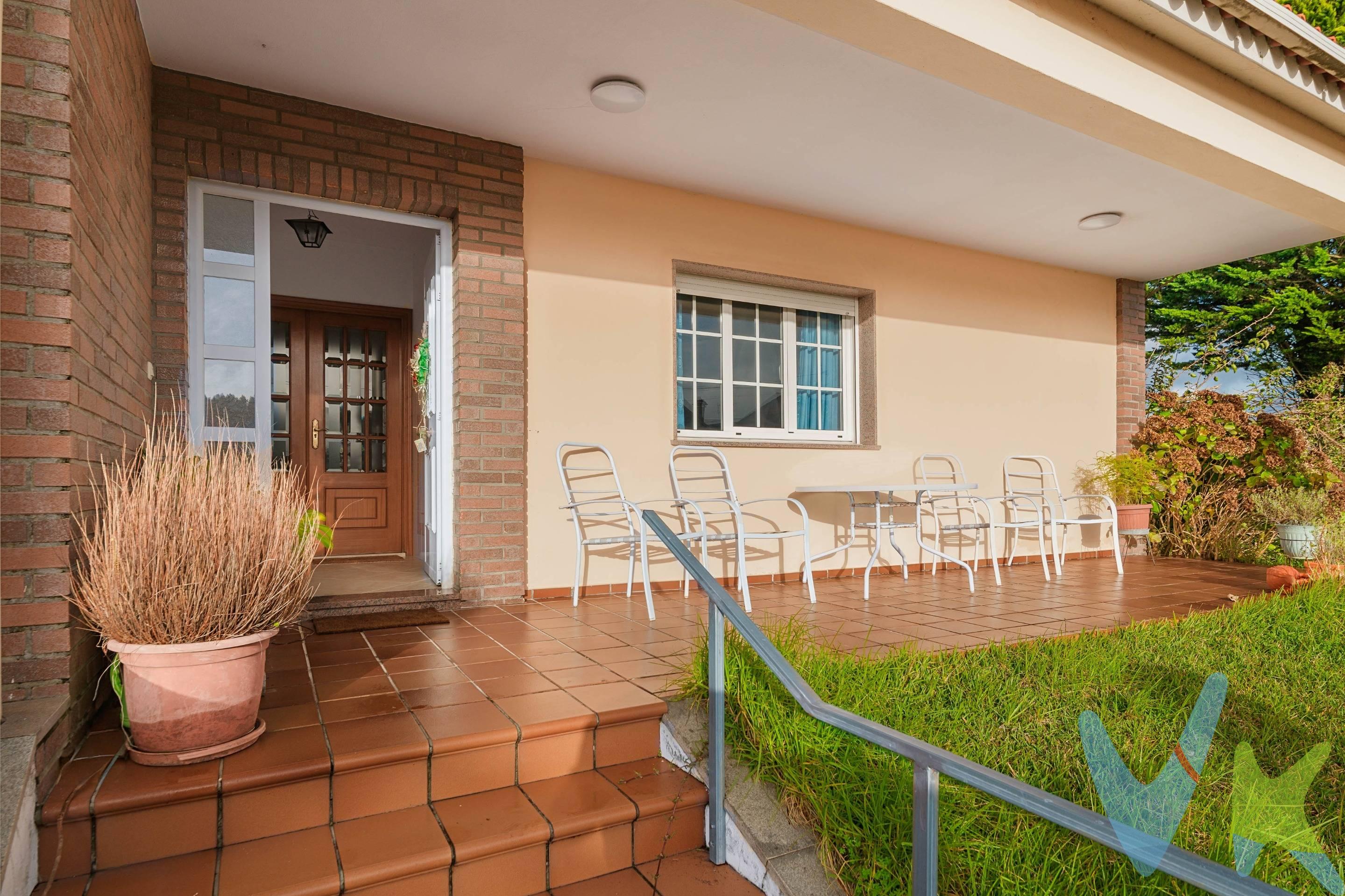 En el corazón de Ribadumia, en pleno entorno del Salnés, se ubica esta vivienda unifamiliar de dos plantas concebida para quienes buscan un refugio donde desconectar, disfrutar del paisaje y vivir con calma, sin renunciar a la comodidad ni a los servicios cercanos. Su localización permite combinar la tranquilidad del entorno rural con la proximidad a la costa, bodegas, rutas naturales y enclaves únicos de las Rías Baixas. La vivienda ofrece una distribución amplia y muy versátil, con cuatro habitaciones, tres baños completos, dos salones diferenciados que invitan tanto al descanso como a la reunión, y un despacho independiente, perfecto para esos momentos de inspiración o para mantener una rutina flexible durante las estancias prolongadas. La gran cocina, pensada para los amantes de la gastronomía, se convierte en un espacio donde compartir largas sobremesas, recetas y experiencias en un ambiente acogedor y funcional. El exterior es uno de los grandes protagonistas: un amplio jardín privado que invita a disfrutar del aire libre, del clima y de la calma del entorno, ideal para comidas al sol, tardes de lectura o encuentros con familia y amigos. El parking para dos vehículos aporta comodidad y facilita la movilidad para quienes desean utilizar la vivienda como punto de partida para explorar la comarca y la costa gallega. Para comprender todo lo que esta vivienda transmite, es imprescindible recorrerla y sentirla en primera persona: solicita tu visita y descubre el lugar donde tus escapadas pueden convertirse en momentos inolvidables.