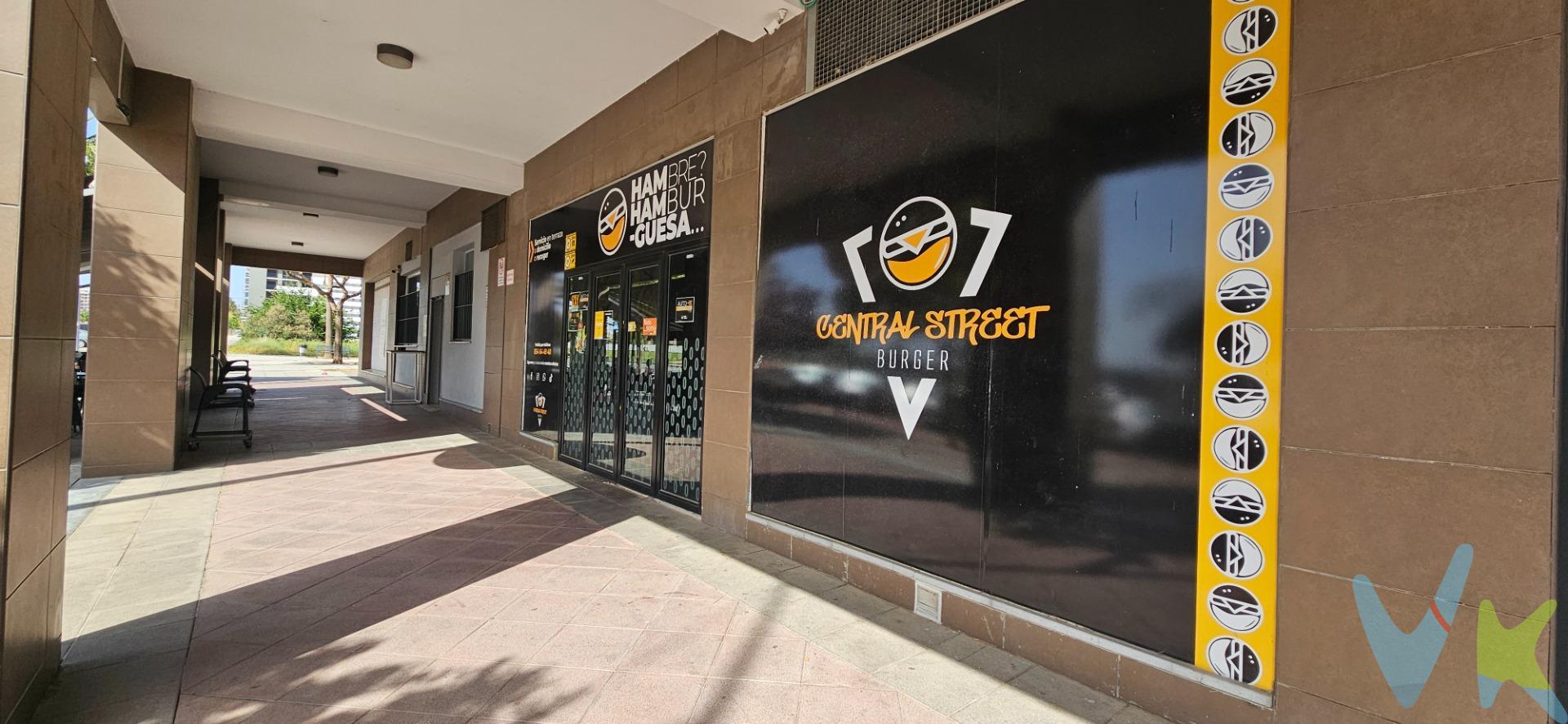 INVERSIÓN SEGURA EN ENTRENUCLEOS – LOCAL CON RENTABILIDAD DESDE EL PRIMER DÍA. Oportunidad única para inversores que buscan rentabilidad inmediata y estabilidad. Se ofrece en venta este local destinado a actividad de restauración tipo burger, situado en Entrenúcleos (Dos Hermanas), una de las zonas con mayor crecimiento, demanda y proyección de la provincia. El inmueble se encuentra actualmente alquilado por 700 €/mes, generando ingresos desde el primer momento, con un contrato en vigor al que le restan 3 años, lo que aporta tranquilidad y previsión al inversor.  Características del local:. Distribuido en zona de atención al público, cocina completamente habilitada, almacén y 2 baños. Negocio en funcionamiento, adaptado a normativa. Ubicado en entorno consolidado, con alta afluencia y rodeado de viviendas de reciente construcción. Excelente visibilidad y fácil acceso. Según el descriptivo gráfico catastral, el local se ubica en una parcela urbana con uso comercial y construcción del año 2012, dentro de un entorno moderno y en expansión.  ¿Por qué es una buena inversión?. Rentabilidad desde el minuto uno (sin periodos de carencia). Zona en pleno crecimiento → mayor revalorización futura. Negocio implantado y funcionando. Inquilino con contrato vigente → estabilidad garantizada. IMPORTANTE. En cumplimiento de las obligaciones de información previstas Disp. final 3ª de la Ley 10/2025, de 28 de diciembre, de servicios de atención a la clientela y transparencia, así como en la normativa sectorial vigente, y RD 218/2005 de Inf. de la Junta de Andalucía, el precio indicado no incluye los gastos e impuestos inherentes a la adquisición, los cuales se desglosan estimados o con posibilidad de calcularlos a continuación; los gastos más ajustados serán dados en el D.I.A. en la visita a inmuebles, o antes. *Gastos de Notaría: La Minuta se calculará según al arancel notarial oficial: Anexo I, del Real Decreto 1426/1989, de 17 de noviembre. Enlace: notariared.com/calculadora-gastos-compra-vivienda/. *Gastos de Registro de la Propiedad: La inscripción se facturará según el arancel oficial: ANEXO I, del Real Decreto 1427/1989, de 17 de noviembre. Igual enlace anterior. *Gastos de Gestión (Gestoría): Los honorarios por la tramitación administrativa, liquidación de impuestos e inscripción registral ascienden de forma estimativa a [363 € aprox.] (IVA incluido), aunque depende de cada caso, y su dificultad. *Honorarios Agencia del Vendedor: incluidos en el PVP. *Honorarios Agencia del comprador: La agencia prestará los servicios de información, asesoramiento y acompañamiento previstos en el Encargo de Servicios y en el D.I.A. Si solicita servicios adicionales o personalizados, sus honorarios serán informados previamente, de forma individualizada y por escrito, conforme a la libertad de pactos y a la normativa vigente. *Si necesita Financiación, su banco le informará. *Impuesto sobre Transmisiones Patrimoniales (ITP): Se aplicará el tipo impositivo vigente en Andalucía (generalmente el 7%, sin perjuicio de tipos reducidos del 2,5% etc, aplicables según las circunstancias personales del comprador o las características del inmueble). El impuesto se devenga sobre el superior entre: 1.- Valor de Referencia de Catastro; y 2.- Precio de venta. Puede calcular su situación personal en el portal oficial de la A.T. de Andalucía. enlace: juntadeandalucia.es/organismos/economiahaciendayfondoseuropeos/areas/tributos-juego/tributos/paginas/impuestos-cedidos-transmisiones.html.