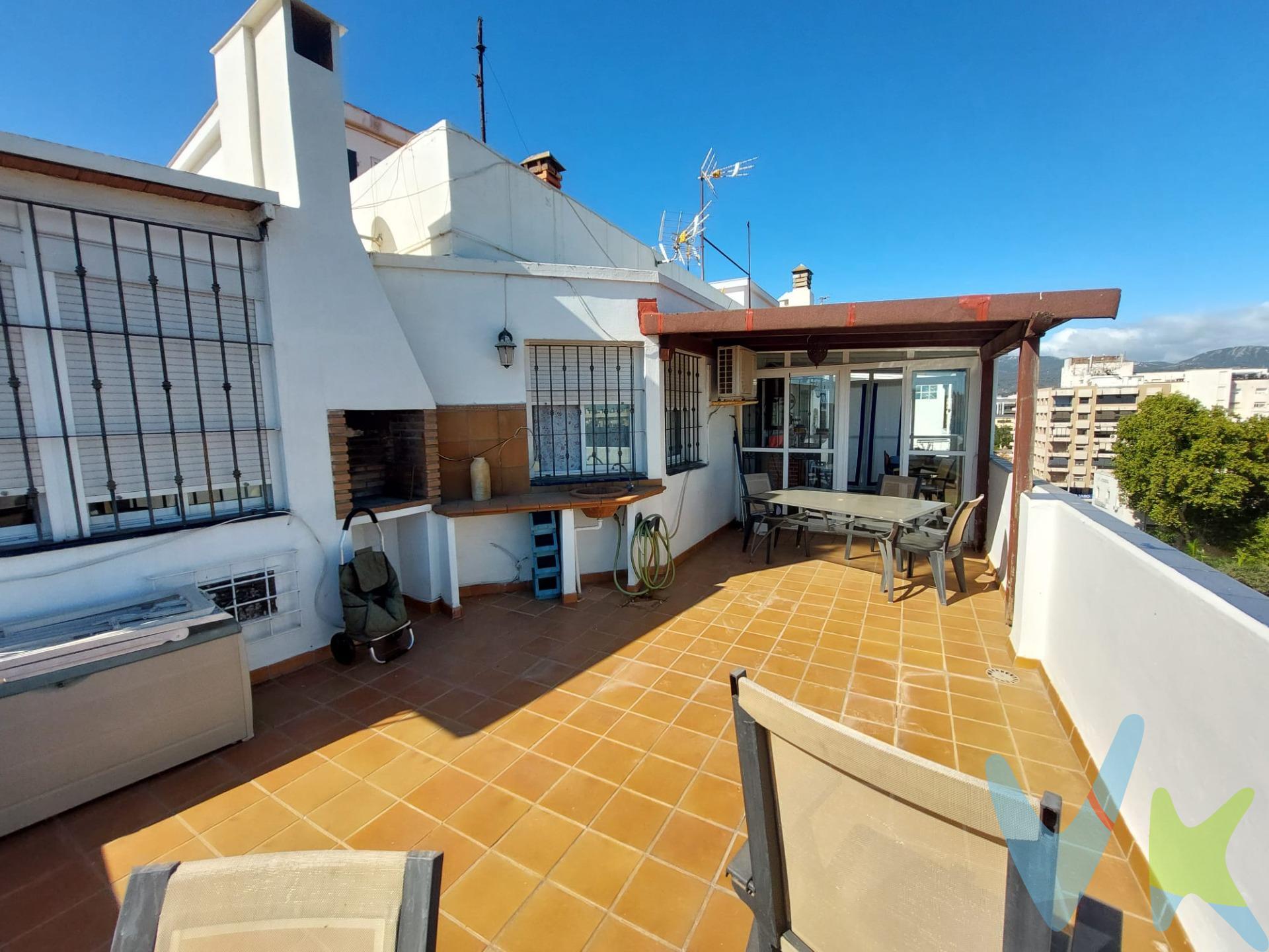 Descubre este impresionante ático situado en el corazón palpitante de Algeciras, donde la comodidad se une a las vistas más espectaculares. Con una distribución perfecta y moderna, esta propiedad cuenta con tres amplias habitaciones; destaca la suite principal que incluye un vestidor y baño privado para mayor privacidad. Disfruta del cálido salón equipado con chimenea ideal para momentos acogedores e instalaciones como aire acondicionado para esos días calurosos. Además, tendrás acceso a dos terrazas privadas desde donde podrás admirar unas increíbles panorámicas al Parque María Cristina y al puerto marítimo, convirtiendo cada mañana en una experiencia inolvidable.  La ubicación inmejorable te permitirá estar rodeado por todos los servicios esenciales: supermercados, restaurantes  y tiendas diversas están justo a tu alcance sin necesidad de desplazamientos largos. Y no olvides su ventaja añadida: ¡una plaza de garaje incluida! . Es la vivienda que siempre has soñado. -------------------------------------------------. Informamos a nuestros clientes que los gastos de notaría, registro, gestoría, impuestos y los honorarios de la agencia  NO están incluidos en el precio. A su vez, disponemos del documento informativo abreviado de la propiedad (según decreto 218/2005, del 11 de octubre) y de seguro de caución, para la protección del dinero entregado como señal para la reserva de una vivienda. Por mandato expreso del propietario, comercializamos este inmueble en exclusiva, lo que le garantiza el acceso a toda la información, a un servicio de calidad, un trato fácil, sencillo y sin interferencias de terceros. Por este motivo, se ruega no molestar al propietario, a los ocupantes de la propiedad o a los vecinos. Muchas gracias por su comprensión. 