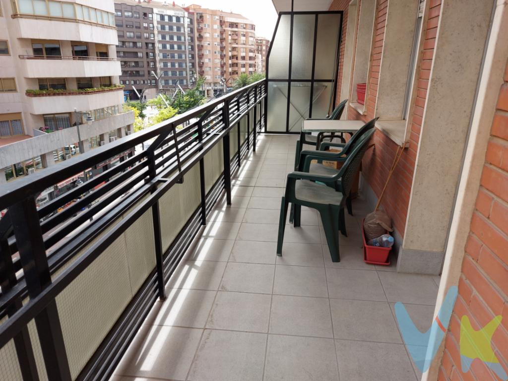 Vivienda céntrica de gran dimensión en Logroño. 4 dormitorios, salón, sala, 2 baños, aseo y cocina.Trastero bajo cubierta incluido.Varios armarios empotrados.Terraza a Calle Murrieta con orientación mediodía.Calefacción central. Buena altura, y bonitas vistas. 