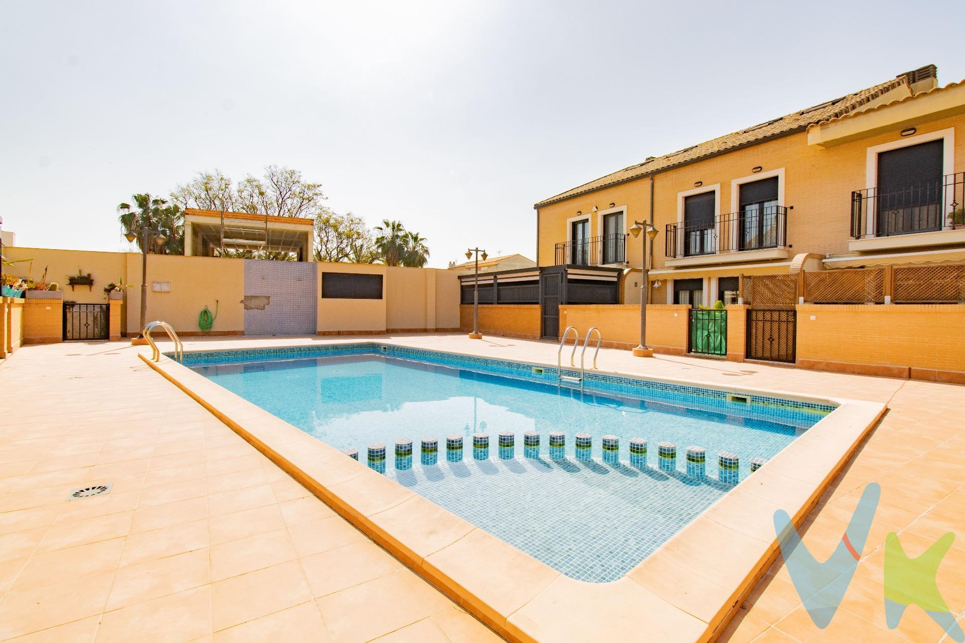 Adosado ubicado en la calle Maestro Serrano de Albuixech, dentro de una zona residencial muy tranquila y totalmente peatonal. La vivienda forma parte de un complejo cerrado que cuenta con piscina comunitaria, ideal para quienes valoran la tranquilidad sin renunciar a espacios comunes para disfrutar en verano. Se distribuye en tres plantas. En la planta principal se encuentra un amplio salón comedor con salida directa a una terraza, lo que aporta mucha luz natural y permite disfrutar de un espacio exterior privado. La cocina es independiente y de buen tamaño, con capacidad para mesa y zona de almacenaje. En esta planta también hay un baño completo. En la planta superior se encuentran las tres habitaciones, todas ellas con armarios empotrados. Originalmente había dos baños en esta planta, pero actualmente uno de ellos se ha reconvertido en una práctica zona de lavandería, lo que aporta funcionalidad y comodidad al día a día. La vivienda dispone además de aire acondicionado. En la planta baja se encuentra el garaje, que ocupa toda la superficie de la vivienda. Tiene capacidad para varios vehículos, además de una zona habilitada como trastero o espacio de almacenaje adicional. Una vivienda bien ubicada y funcional, dentro de un entorno residencial muy cómodo y cercano a todos los servicios del pueblo.