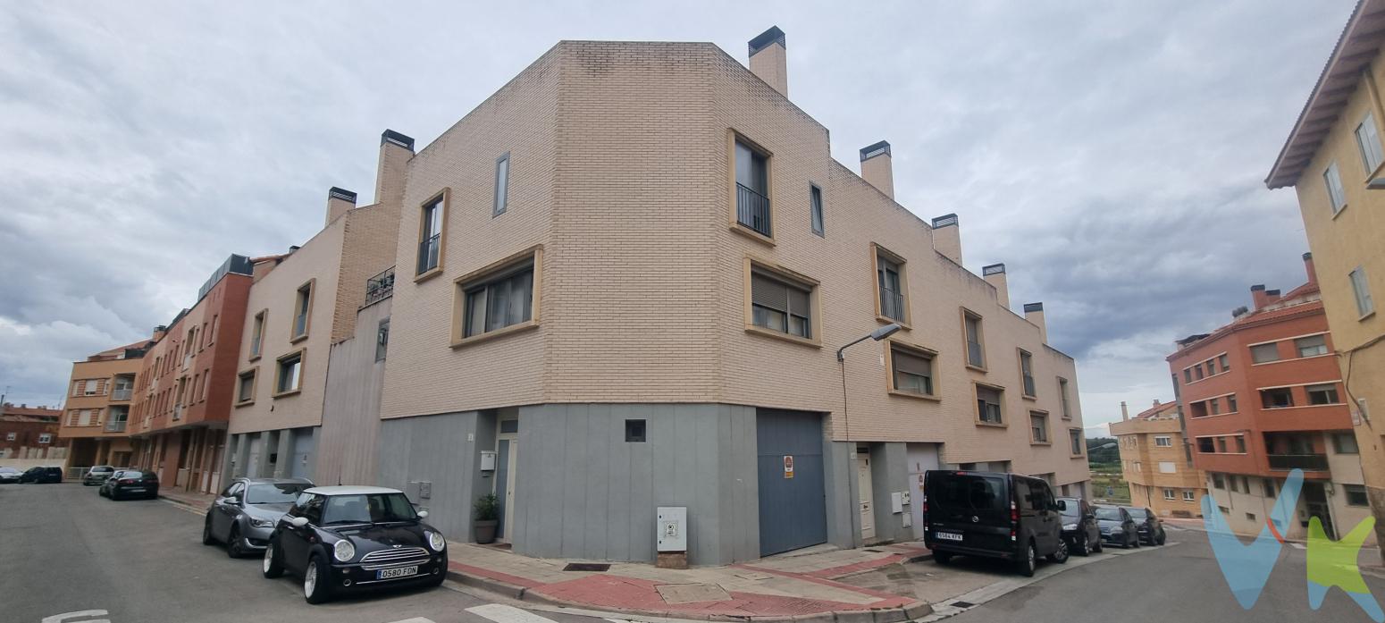 Vivienda unifamiliar con merendero en sótano, garaje en planta y tres alturas donde se encuentran: en la primera, su amplia cocina, baño y en salón con salida directa a terraza privada y zona comunitaria, en segunda alturas, tres dormitorios y baño y en la tercera la planta ático con terraza. Cocina equipada en merendero, chimenea, toldos en terraza, jardín privado y acceso a la zona comunitaria que cuenta con jardín privado y piscina. Caldera renovada.