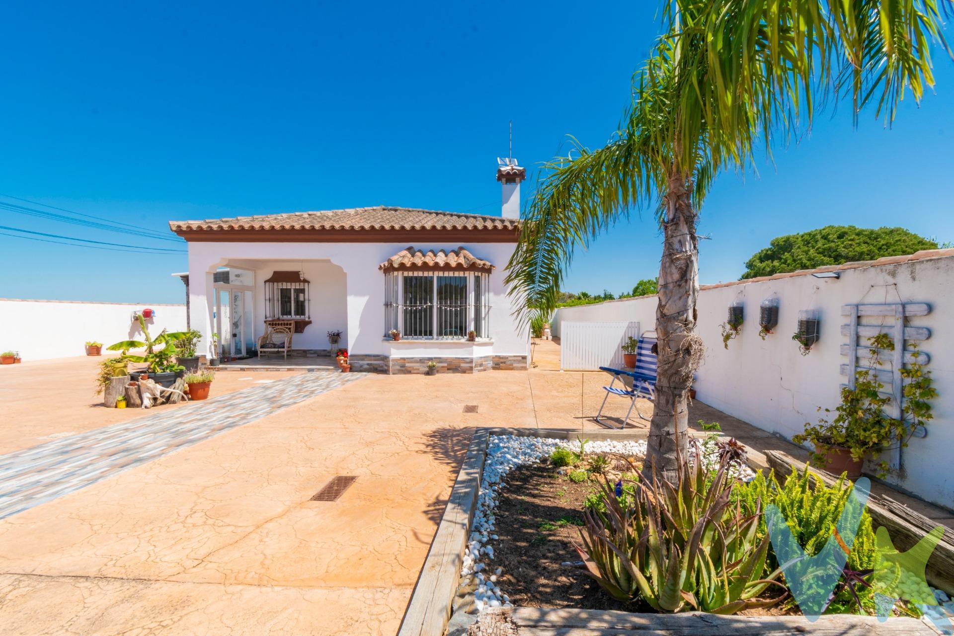 🏡  Descubre el hogar de tus sueños en la encantadora zona de la Coquina, donde este precioso chalet te espera a solo 5 minutos de todos los servicios esenciales. . ➡️ Con una construcción de 100m² y una generosa parcela de aproximadamente 500m², este chalet ofrece un espacio ideal para disfrutar de la vida en familia. 🍴  La amplia cocina, con acceso directo al exterior, es perfecta para aquellos que aman cocinar y disfrutar de comidas al aire libre. 🛋️ El luminoso salón comedor,  con un ventanal que aporta luz natural el espacio, se convierte en el lugar ideal para relajarse. Siguiendo nuestro recorrido, encontramos un cuarto de baño con bañera. El dormitorio principal cuenta con un cuarto de baño, y un armario empotrado, brindando comodidad y privacidad. . Además, dos acogedores dormitorios individuales, uno de ellos también con armario empotrado, ofrecen el espacio perfecto para niños o invitados. 🌿 En el exterior, disfrutarás de un amplio espacio para aparcamiento y un práctico cuarto trastero, ideal para almacenar todo lo que necesites. ✅ La vivienda dispone de contador de luz, fosa séptica y agua de  pozo, y está en régimen de DIVISIÓN HORIZONTAL, con la vivienda registrada. .  No dejes pasar la oportunidad de vivir en este maravilloso chalet, donde cada rincón está diseñado para tu confort y bienestar. ¡Ven a visitarlo y enamórate de tu nuevo hogar! . Se informa al cliente que los gastos notariales, registrales, ITP, honorarios de la agencia y otros gastos inherentes a la compraventa no están incluidos en el precio. Los vehículos y mobiliario que pudieran aparecer en las imágenes, tampoco están incluidos en el precio de compra. A su vez, disponemos del documento informativo abreviado de la propiedad (según decreto 218/2005, del 11 de octubre) y de seguro de caución, para la protección del dinero entregado como señal para la reserva de una vivienda. . . 