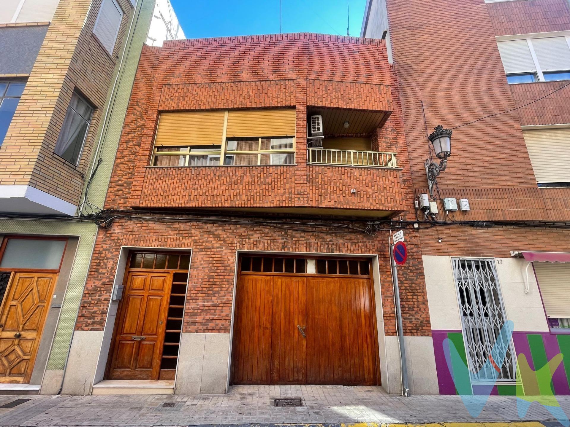 Esta espectacular vivienda, ubicada en una inmejorable y céntrica zona de Sueca, está diseñada para aquellas familias que se niegan a renunciar a nada. Imagina la enorme tranquilidad de vivir rodeado de absolutamente todos los servicios a un solo paso de casa, pero disfrutando, de puertas para adentro, de unos espacios inmensos y unas calidades de primera que elevarán tu día a día. Desde la misma calle, su fachada te da la bienvenida a una propiedad única. Al entrar en la planta baja, descubrirás un impresionante garaje diáfano que te dejará sin palabras. Su asombrosa profundidad y amplitud te brindan espacio de sobra para aparcar hasta 5 coches. Además, este nivel cuenta con un baño completo y una práctica habitación trastero. Subiendo a la primera planta, te espera la verdadera esencia de esta casa: un hogar rebosante de luz y amplitud. Te enamorará profundamente su gran salón comedor, el escenario perfecto para crear recuerdos inolvidables junto a los tuyos. La zona de descanso es un auténtico lujo, compuesta por 4 inmensas habitaciones dobles y un baño completo muy grande para toda la familia. Pero tu refugio favorito será, sin duda, la habitación principal: una espectacular suite doble equipada con su propio baño completo para garantizar tu máxima privacidad y confort. Por su parte, la cocina, amplia y totalmente equipada, te invita a disfrutar cocinando, y cuenta con salida directa a una encantadora terraza interior; un rincón íntimo ideal para desayunar respirando paz. Todo ello se complementa con un indispensable cuarto lavadero y un bonito balcón que se asoma a la fachada principal. Y cuando creas que ya lo has visto todo, la tercera planta te regalará tu propio oasis privado: una terraza enorme y completamente diáfana. Un paraíso al aire libre esperando a que lo llenes de vida, perfecto para disfrutar de mágicas cenas bajo las estrellas, barbacoas con amigos o infinitas tardes de sol. No estás comprando simplemente una casa, estás a punto de comprar la vida que siempre has deseado darle a tu familia. Las propiedades tan exclusivas, amplias y céntricas aparecen muy rara vez en el mercado. ¡Llama ahora mismo y ven a verla! . VENTA:. PVP 360.000€. Gastos e impuestos no incluidos en el precio. La compra conlleva impuestos y gastos de formalización para el comprador. A título orientativo se informa que en segundas transmisiones el ITP con carácter general en Valencia es del 9%, pudiendo existir otros tipos impositivos atendiendo a las circunstancias personales del comprador u otras circunstancias previstas legalmente. Base imponible del impuesto el mayor valor entre el precio de compraventa, la tasación o el valor de referencia catastral. En cuanto a los gastos de notaría y registro, en su caso, suelen oscilar aprox. entre 1,5% y 2,5% (aranceles variables según precio, n.º de copias y complejidad). El comprador elige notario. Si el comprador precisase de hipoteca: tasación, condiciones y costes bancarios serán según entidad elegida por el comprador, así como los gastos de gestoría, y cualesquiera otros gastos inherentes a la formalización de la compraventa que legalmente correspondan a la parte compradora, salvo pacto expreso en contrario con el vendedor. El consumidor tiene, conforme a la normativa vigente, a su disposición información y documentación adicional relativa al inmueble y condiciones de la compraventa, que podrá ser consultada en C/Joaquín Costa 4, bajo 46005 Valencia o urbe2@remax.es. Honorarios de mediación inmobiliaria a cargo del COMPRADOR: (3% del precio final de venta más IVA (21%), salvo otro pacto.); y de VENDEDOR (según acuerdo con el mismo). Se informa al consumidor que la agencia actúa como intermediaria inmobiliaria en la operación, estando cualquier eventual compraventa y sus condiciones sujeta a la aceptación expresa del propietario-vendedor y a la posterior formalización del correspondiente contrato.