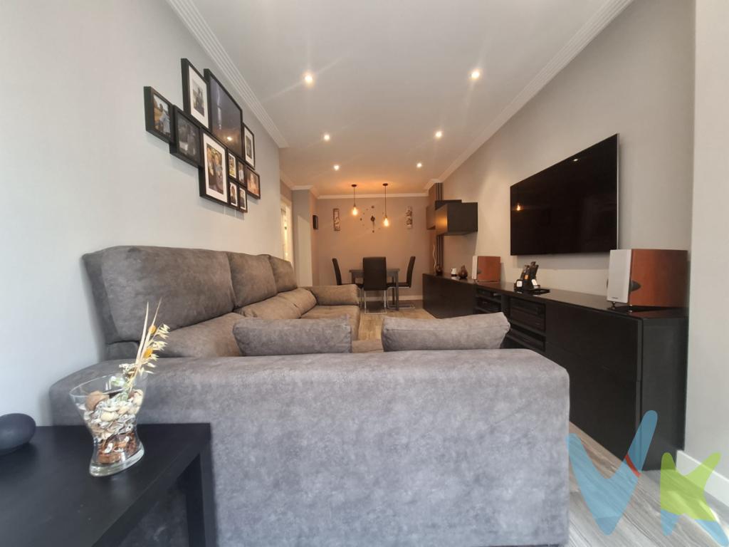 Muy cerquita de la Playa de Poniente, junto al futuro Gijón Azul, traemos en exclusiva esta vivienda con un encanto especial.  Se trata de un piso de 2 dormitorios, cocina independiente completamente equipada, un salón comedor y un baño. Disfruta de una terraza de unos 20 m2. Situado en una primera planta de un edificio con ascensor, accesible, ofreciendo un ambiente tranquilo y acogedor. Dispone además de un amplio trastero donde recoger todo aquello que no usamos a diario y una plaza de garaje que nos evitará perder el tiempo buscando aparcamiento. Sólo necesitas traerte las maletas.Las ventanas han sido cambiadas por la propiedad. La calefacción y el ACS se suministran por gas cuidad. Justo enfrente de la vivienda tenemos un parque, un colegio y en el entorno, Centro de Salud, comercio de proximidad, terrazas en las que tomar algoen definitiva, un barrio con muchísima vida.No deje pasar esta oportunidad única de adquirir una propiedad que combina todas las necesidades modernas en un entorno encantador. Contáctenos para coordinar una visita y conocer de primera mano todas las ventajas que ofrece este piso en venta. Estamos seguros de que superará sus expectativas y se convertirá en el hogar que siempre soñó. La vivienda ideal le espera en Gijón, lista para ser el escenario de nuevos recuerdos y experiencias.Según la Ley 10/2025, de 28 de diciembre, se informa que los gastos e impuestos que conlleva la adquisición no están incluidos en el precio indicado:El vendedor asume la plusvalía y el resto de gastos son del comprador.Segundas transmisiones, el comprador abona el Impuesto sobre Transmisiones Patrimoniales (ITP). Puede consultar toda la información en el siguiente enlace: https://sede.tributasenasturias.es/sites/sede/default/es_ES/Que-quieres-hacer/Transmisiones-Patrimoniales-y-AJD. La base imponible que se toma para el cálculo será el mayor valor entre precio de compraventa, tasación o valor de referencia catastral.El comprador escoge la notaría. Los gastos de Notaría están regulados en el Anexo I, del Real Decreto 1426/1989, de 17 de noviembre, por el que se aprueba el arancel Notarial y los gastos de Registro según el arancel oficial establecido en el Anexo I, del Real Decreto 1427/1989, de 17 de noviembre, los aranceles varían en función del precio, número de copias y complejidad. Los gastos de Gestoría por la tramitación administrativa de la compraventa, presentación, liquidación de impuestos y la inscripción en el Registro de la Propiedad, serán de la parte compradora, en caso de que decida encargar dichos trámites a un profesional, su importe varía en función del profesional o entidad designada para su realización. Si el comprador necesita préstamo hipotecario, la tasación, condiciones y costes bancarios según entidad elegida por el comprador; así como los gastos de gestoría y cualesquiera otros inherentes a la formalización de la compraventa serán de su cuenta, salvo pacto expreso en contrario con el vendedor..Honorarios de intermediación inmobiliaria a cargo del vendedor.Conforme a la normativa vigente, el consumidor tiene derecho a disponer de información, documentación y condiciones de la compraventa relativa al inmueble, en la sede física de Los Arcos 98, SL en Avenida de la Costa, nº 53  bajo en Gijón, o a través de nuestro correo electrónico, inmobiliaria@grupolosarcos.es. La agencia actúa exclusivamente como intermediaria en la operación, las condiciones de la compraventa están sujetas a la aceptación expresa del vendedor y a la posterior formalización del correspondiente contrato. El presente anuncio es meramente informativo y la información facilitada corresponde a la disponible en la fecha de publicación, pudiendo variar en función de circunstancias legales, contractuales o fiscales.