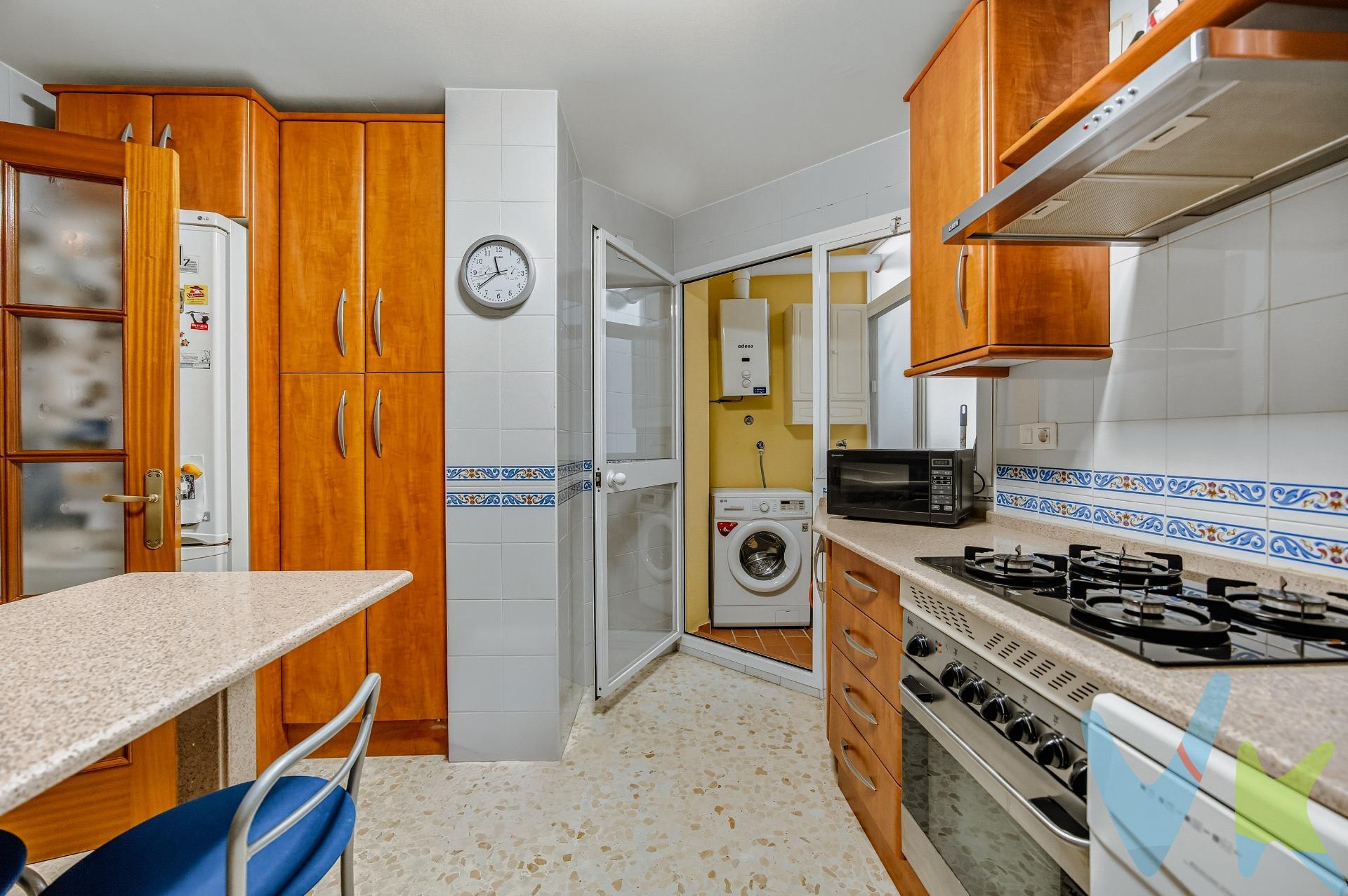 Te presentamos este acogedor piso ubicado en la tranquila zona de Huerta Rosario, ideal para aquellos que buscan comodidad y calidad de vida. Con una superficie construida de 87 m², esta propiedad cuenta con un espacioso salón luminoso, perfecto para disfrutar momentos únicos. Dispone de una habitación doble y dos habitaciones sencillas que ofrecen versatilidad según tus necesidades 🛌✨. El baño está bien conservado y se adapta a las exigencias modernas 🚽🔧. Uno de los grandes atractivos es su plaza de aparcamiento situada dentro del mismo edificio, lo cual proporciona gran comodidad al evitar preocupaciones por el estacionamiento 🚗💼. Además, puedes acceder fácilmente mediante escaleras o ascensor 📶🛗. El jardín comunitario ofrece un espacio verde donde relajarte o jugar si tienes niños pequeños 👨‍👩‍👦🌳. Este inmueble no solo destaca por sus características físicas sino también por su excelente ubicación cerca del centro urbano; disfruta así tanto del ambiente residencial como del dinamismo comercial 💚📍. No pierdas la oportunidad única adquirir este encantador piso a un precio inmejorable: Contáctanos hoy mismo para más información. NOTA: En la galeria de imagenes, hay algunas, que están recreadas virtualmente, para que sirvan de ejemplo decorativo, para que el cliente pueda tener una muestra de cómo podría quedar la estancia, advirtiendo que el contenido de las mismas no existe en la propiedad. Comercializamos este inmueble en exclusiva, lo que le garantiza el acceso a toda la información y un servicio de calidad. En cumplimiento del Decreto de la Junta de Andalucía 218/2005 del 11 de Octubre, se informa al cliente que los gastos notariales, registrales, ITP y otros gastos inherentes a la compraventa no están incluidos en el precio. Igualmente disponemos del Documento Informativo Abreviado de la Propiedad (D.I.A) , y de un Seguro de Caución para garantizar las cantidades entregadas a nuestra Agencia en concepto de Reserva y/o Arras.