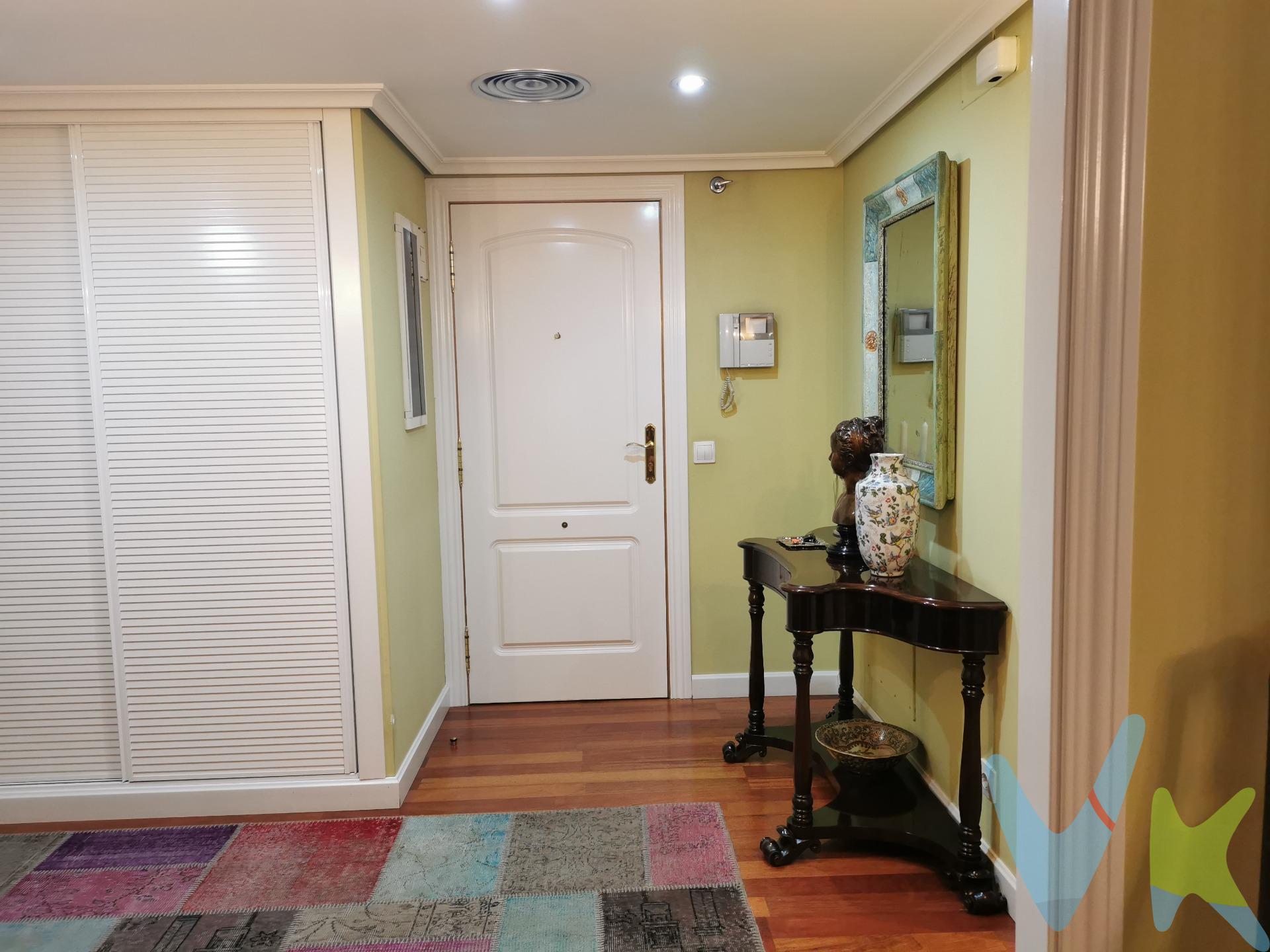 Fantástico piso exterior a calle, situado en una tercera planta, que destaca por su excelente distribución, luminosidad y amplitud. La vivienda dispone de cuatro dormitorios, una distribución cada vez más difícil de encontrar y muy demandada tanto por familias como por quienes necesitan espacio adicional para despacho, vestidor o habitación de invitados. El salón-comedor, totalmente exterior, ofrece una magnífica entrada de luz natural y un ambiente amplio y acogedor para disfrutar del día a día o de reuniones familiares. La cocina se encuentra completamente equipada con electrodomésticos y ofrece una distribución práctica y funcional. Los baños equipados con plato de ducha, presenta un diseño actual y cómodo. Gracias a su orientación exterior, la vivienda disfruta de una agradable luminosidad durante gran parte del día, aportando sensación de amplitud y confort en todas las estancias principales. Ubicado en una zona consolidada, rodeada de comercios, servicios, colegios y transporte público, este piso permite disfrutar de todas las comodidades con excelente conexión al resto de la ciudad.