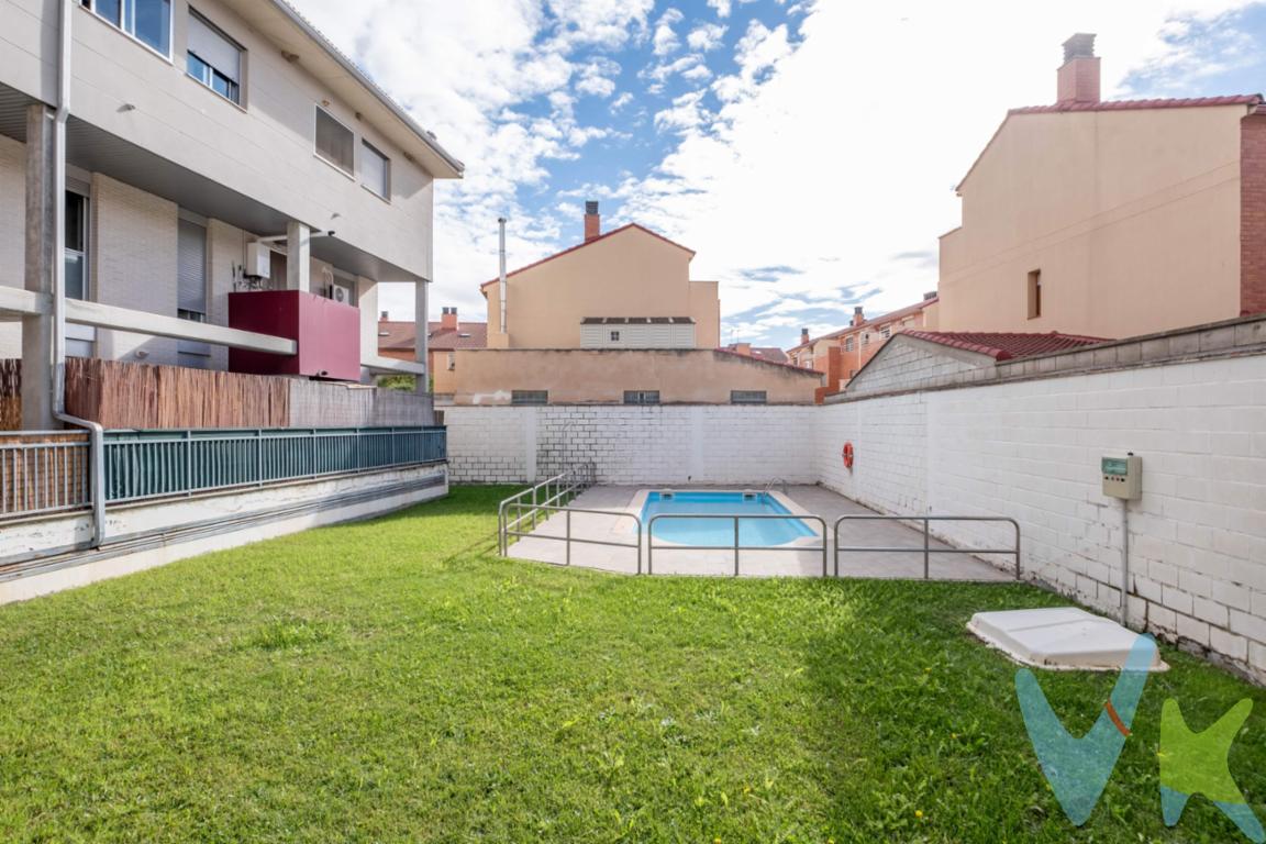 Ubicado en una  urbanizacion residencial con piscina comunitaria, . Si buscas tu primer hogar o una inversión  a solo 20 minutos de Zaragoza, este piso en La Puebla de Alfindén está diseñado para disfrutar de la vida sin complicaciones. - Salón comedor, con acceso directo a un balcón exterior . Cocina independiente y equipada: Un espacio funcional que incluye una galería  perfecta como zona de colada o despensa adicional. - 2 Dormitorios confortables. - 2 Baños completos: Máxima comodidad para el día a día. Dispone de un baño equipado con bañera  y otro con plato de ducha práctico y accesible. Calidez en cada rincón: Suelo de tarima flotante de madera que aporta elegancia y confort térmico, junto con calefacción y agua caliente individual a gas para un consumo eficiente. - Incluye plaza de garaje y trastero en la misma finca, garantizando seguridad para tu vehículo y almacenamiento extra. . Vivir aquí significa disfrutar de la tranquilidad de un entorno residencial consolidado con todos los servicios a tu alcance: colegios, supermercados, centros de salud y excelente conexión directa con la N-II y A-2 para llegar al centro de Zaragoza en solo unos minutos. ¿Quieres descubrir si este es el piso que estabas buscando? Contacta con nosotros hoy mismo para concertar una visita sin compromiso. *** Gastos e impuestos no incluidos. A título orientativo, en segundas transmisiones, el comprador abonará: Impuesto sobre Transmisiones Patrimoniales (ITP), tipo general en Aragón al 8% (*). Base de cálculo: mayor valor entre precio de compraventa o valor de referencia catastral. Gastos de Notaría y Registro: Aranceles variables según precio, número de copias y complejidad; cálculo según tarifas normativas. Si se precisa hipoteca: Tasación, condiciones y costes bancarios según entidad elegida por el comprador; así como gastos de gestoría y cualesquiera otros inherentes a la compraventa. No se incluyen otros gastos o tributos que puedan por Ley corresponder al comprador. Operación sujeta a doble mediación. Existen honorarios a cargo del comprador, salvo pacto en contrario, no incluidos en PVP. El consumidor conforme a la normativa vigente podrá solicitar información y documentación adicional relativa al inmueble, sus características, condiciones de la operación y del servicio de mediación en la oficina y/o a través de nuestro teléfono de contacto o mail. La agencia actúa exclusivamente como intermediaria en la compraventa, cuyas condiciones, en todo caso, estarán sujetas a la aceptación expresa del vendedor del inmueble y posterior formalización del contrato. La información suministrada se corresponde con la disponible a la fecha de publicación, pudiendo variar en función de las circunstancias o actualizaciones legales, contractuales y fiscales. Anuncio de carácter meramente informativo. Para una información exhaustiva sobre el funcionamiento, tipos impositivos y bonificaciones del ITP en Aragón, puede consultar el portal oficial de la Agencia Tributaria Autonómica. Tarifas notariales y registrales reguladas en el Anexo I del Real Decreto 1426/1989 y Anexo I del Real Decreto 1427/1989, respectivamente. Anuncio no vinculante, puede contener errores.
