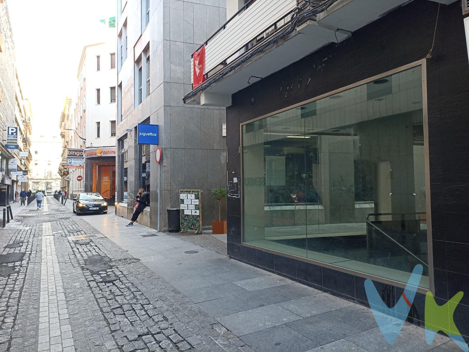 Visibilidad, tránsito y posibilidades sin límites. 📍 Situado en pleno centro de Córdoba, en Calle Conde de Robledo, una de las vías que conecta Cruz Conde con Bulevar Gran Capitán, este local ofrece una ubicación estratégica en una de las zonas más transitadas y comerciales de la ciudad, con gran afluencia peatonal y rodado día tras día. ⭐ Lo que hace único a este local. 🔹 Fachada de impacto: Más de 12 m de exposición en esquina con dos grandes escaparates que aseguran una presencia visual potente. 🔹 Cristales blindados: Seguridad y durabilidad para tu actividad. 🔹 Mucha visibilidad: Frente al garaje de Edaco y el histórico Bingo Zahira, en una calle con constante paso de personas y vehículos. 🔹 Amplias dimensiones:. 38 m² a pie de calle, ideal para atención al público o exposición. Más de 130 m² en sótano, distribuidos en almacén, despacho y aseo, ofreciendo espacio extra para gestión, stock o instalaciones internas. 🛠️ Funcional, visible y listo para tu idea. Aunque su última actividad fue una tienda de moda y ropa, este local no está limitado a una sola actividad: su formato abierto, su posición en esquina y los amplios escaparates lo convierten en un espacio adaptable para una tienda propia, showroom, servicios profesionales, galería, centro de estética, oficina de atención al cliente o cualquier concepto comercial que necesite visibilidad y flujo constante de público. 👉 Nota importante: el local no dispone de salida de humos. 📌 Por qué esta zona es top. Calle Conde de Robledo forma parte de la estructura física del corazón comercial de Córdoba, transcurriendo desde Cruz Conde hasta Boulevar Gran Capitán, dentro del Centro Comercial Abierto de Córdoba, una de las áreas económicas más activas y con mayor densidad de comercio urbano. Estar aquí significa tener al alcance no solo clientes locales, sino también visitantes y turistas que se mueven por el centro, lugares emblemáticos y rutas comerciales principales de la ciudad. 📈 Oportunidad para emprender o expandir negocio. Este local es mucho más que un espacio:. ✅ Visibilidad constante desde la calle. ✅ Gran fachada y escaparates que atraen clientes. ✅ Zona de moda comercial consolidada. ✅ Distribución funcional con espacio extra en sótano. ✅ Adaptable a múltiples tipos de negocios. 👉 ¡Una fórmula ideal tanto para quien inicia un proyecto como para quien busca ampliar su presencia en Córdoba!. 📲 ¿Listo para dar vida a tu idea comercial aquí?. Contáctanos, agenda tu visita y descubre cómo este espacio puede convertirse en tu próximo éxito empresarial. El comprador tendrá un coste adicional de un 2,5% más IVA del precio de venta final, por el servicio de gestión, asesoramiento y formalización del proceso de compra. Este importe no está incluido en el precio publicado en venta. INFORMACIÓN ADICIONAL.  Los precios indicados pueden sufrir alteraciones sin previo aviso. Los GASTOS DE LA COMPRA serán según ley (Notaria, Registro e Impuestos) y no están incluidos en el precio señalado. 