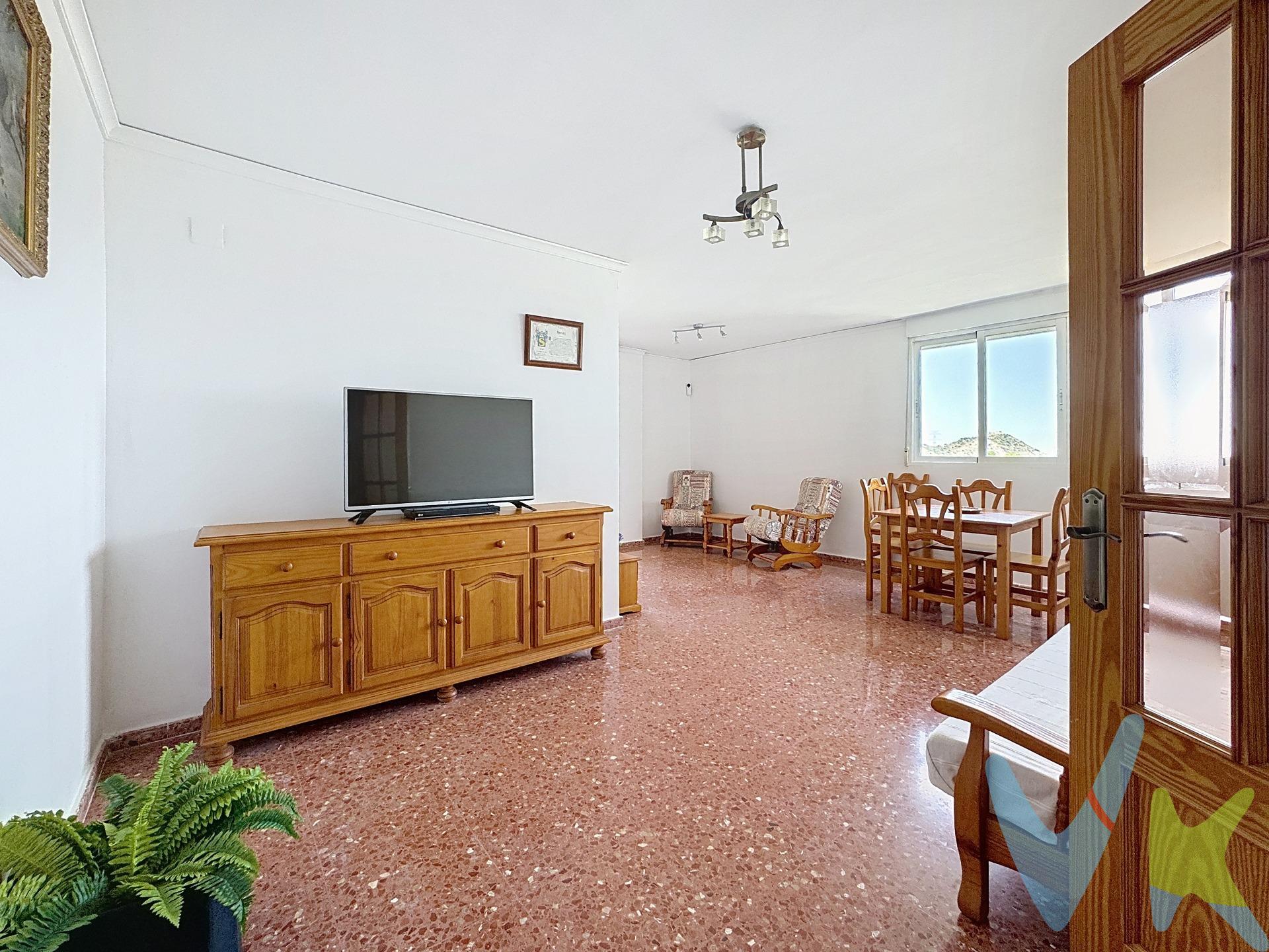 Este luminoso piso en Gandia, Valencia, se presenta como una oportunidad excepcional para aquellos que buscan un hogar confortable y funcional en una ubicación privilegiada. Situado en la calle Pinet, este inmueble goza de una excelente conexión con una amplia gama de servicios esenciales y de ocio. Al entrar en  la vivienda, nos encontramos con dos dormitorios dobles, ambos diseñados para proporcionar un descanso reparador y ofrecer espacio suficiente para el almacenamiento personal, ya que cuentan con armarios empotrados. El baño completo, equipado con todos los elementos necesarios, atiende las necesidades diarias de higiene personal de manera eficiente. La cocina independiente es ideal para los amantes de la gastronomía. Su diseño permite una cómoda preparación de comidas, y la  galería se presenta como un valioso espacio adicional que puede ser utilizado para almacenamiento, zona de lavandería o incluso como un pequeño rincón para plantas, aportando ventilación y luz natural al área. El corazón de la vivienda lo constituye un amplio comedor, un espacio versátil y acogedor diseñado para albergar tanto las comidas diarias como las celebraciones y reuniones con familiares y amigos. Su amplitud permite la creación de diferentes ambientes dentro del mismo espacio, adaptándose a las necesidades de cada momento. Desde el comedor, se accede a un encantador balcón exterior, un espacio privado donde se puede disfrutar del aire fresco, relajarse tras un largo día o simplemente contemplar las vistas del entorno. Sin embargo, una de las joyas de esta propiedad reside en su inmejorable ubicación. La proximidad a las doradas arenas de las playas de Gandia, a tan solo 5 minutos de distancia, ofrece la posibilidad de disfrutar del sol y el mar Mediterráneo prácticamente durante todo el año. Además, su ubicación estratégica en la zona del Palau de la Justícia la sitúa en el centro de una vibrante actividad comercial y de servicios. En sus alrededores, se pueden encontrar supermercados para las compras diarias, centros de salud para el cuidado personal, colegios, etc. Esta conveniente ubicación la convierte en una opción especialmente atractiva para familias, parejas y personas que valoran tener todo al alcance de la mano. La cercanía al Palau de la Justícia añade un valor adicional a esta propiedad, convirtiéndola en una opción muy interesante para profesionales del ámbito legal y otros sectores relacionados que deseen residir cerca de su lugar de trabajo, evitando desplazamientos innecesarios y optimizando su tiempo. En resumen, este piso en Gandia representa una oportunidad única para adquirir una vivienda funcional, bien ubicada y con todas las comodidades necesarias para disfrutar de una excelente calidad de vida en una de las zonas más demandadas de Valencia. Su  proximidad a la playa  la convierte en una inversión segura y en un lugar ideal para construir un hogar. La descripción del presente inmueble e imágenes tienen mero carácter informativo y en ningún caso carácter contractual, pudiendo ser modificados por la inmobiliaria comercializadora sin que ello implique responsabilidad alguna frente a terceros. En el precio de venta a público, esta propiedad NO incluye los gastos de adquisición (Notario, registro, gestión, honorarios, etc…).