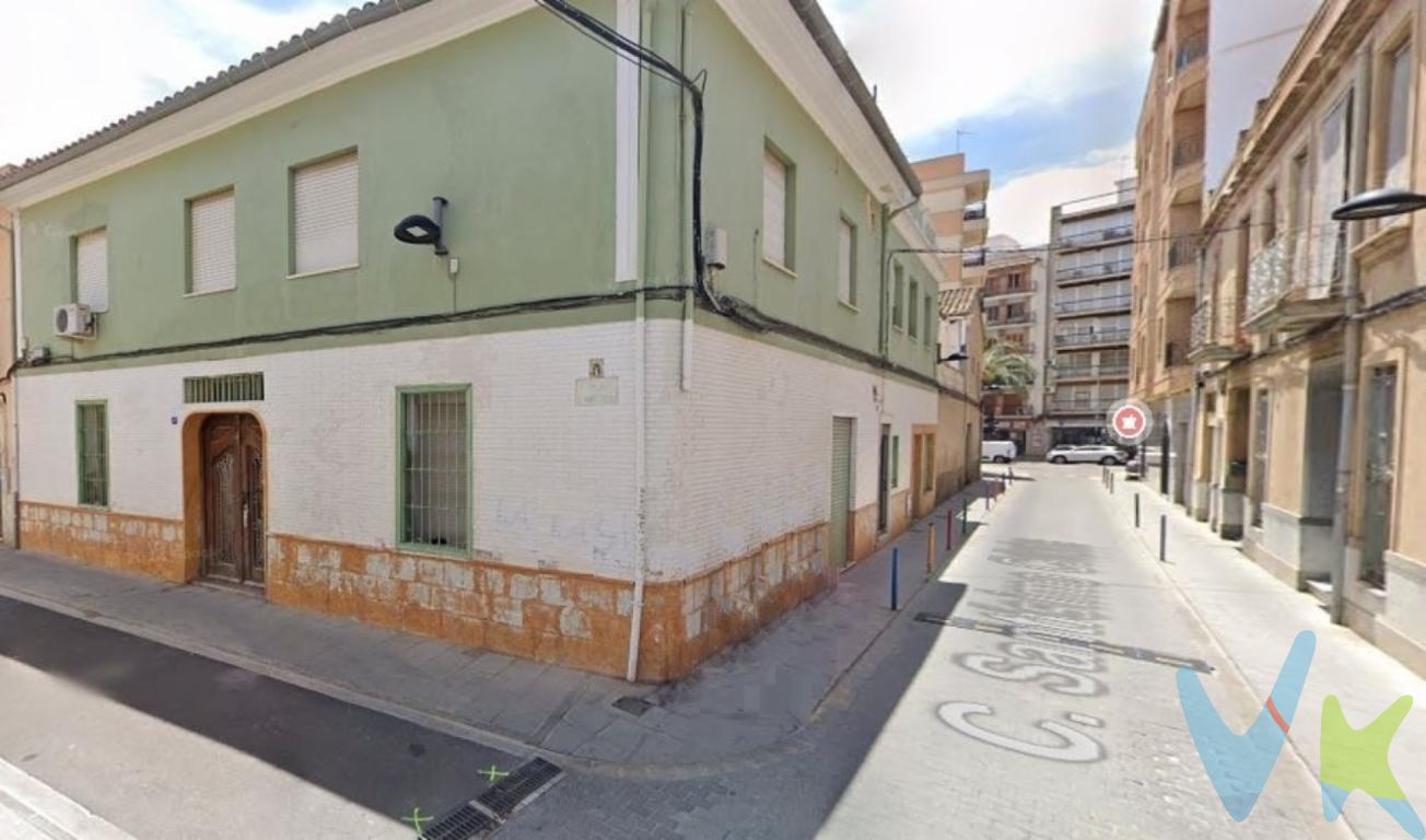 OPORTUNIDAD DE INVERSIÓN!!! Se vende LOCAL COMERCIAL con terraza de 218m² sobre parcela de 233m². Se trata de la planta baja de 218m² de una casa de pueblo con terraza interior en la zona de la Ermita de Torrent. Tiene muchas posibilidades debido a su amplia superficie.   Está ubicada a 50m² de la Ermita de Torrent y a un paso del ayuntamiento y de la propia Avenida al Vedat, centro neurálgico de Torrent, con todos los servicios a tu alcance, supermercados,  comercios, medios de trasnsporte y con fácil acceso de entrada y salida a Torrent, disponiendo de tu propio garaje. No dejes pasar esta oportunidad!! Llámanos y te daremos detalles de esta propiedad acompañándote en todo el proceso de compra.    Si tienes que vender antes tu vivienda, llámanos y te asesoramos cómo hacerlo para además tener los mínimos gastos posibles y todas las garantías.  Agencia Registrada con el nº00516 en el Registro Obligatorio de Agentes Inmobiliarios de la Comunidad Valenciana    Por mandato expreso del propietario, COMERCIALIZAMOS ESTE INMUEBLE EN EXCLUSIVA, lo que le garantiza el acceso a toda la información, a un servicio de calidad, un trato fácil, sencillo y sin interferencias de terceros. Por este motivo, se ruega NO MOLESTAR AL PROPIETARIO, a los ocupantes de la propiedad o a los vecinos. Muchas gracias por su comprensión.   La oferta está sujeta a cambios de precio o retirada del mercado sin previo aviso. Este anuncio en su conjunto, incluyendo textos, fotos, imágenes o cualquier otro contenido de este, no es vinculante dado que la información es ofrecida por terceros y puede contener errores. Se muestra a título informativo y no contractual.  El precio anunciado NO INCLUYE los impuestos, ni los gastos como, Notario, Registro de la Propiedad, ni los honorarios de la agencia inmobiliaria.  Esta propiedad se pone a la venta con toda la documentación comprobada y en regla, por lo que ofrecemos GARANTIAS a los compradores.