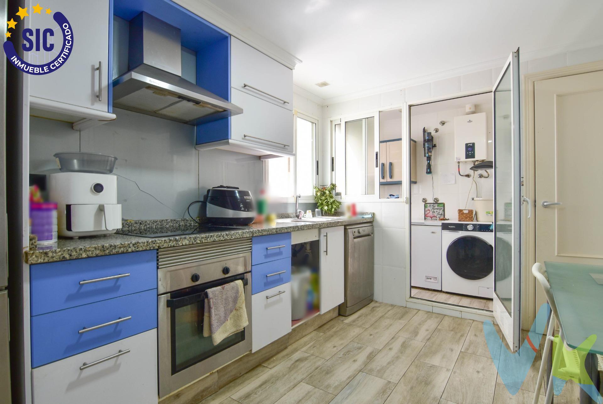 Imagina vivir en una vivienda que combina comodidad, conveniencia y tranquilidad en una de las mejores zonas de Paiporta. Situada en una segunda altura con ascensor, esta propiedad te ofrece la facilidad de acceder a tu hogar sin complicaciones, justo al lado del nuevo Mercadona, lo que significa tener todos los servicios a tu alcance y una vida diaria mucho más cómoda. Desde que entras, te recibe un ambiente luminoso y acogedor, con un amplio salón comedor que cuenta con un mirador que llena de luz natural cada rincón, creando un espacio perfecto para compartir momentos con familia y amigos. . La cocina independiente, equipada y con galería, te invita a preparar deliciosas comidas en un entorno práctico y funcional. La vivienda dispone de tres habitaciones con armarios empotrados, dos de ellas de tamaño doble, ideales para descansar y organizarte con comodidad. Los dos baños con ducha, uno en suite, ofrecen privacidad y funcionalidad para toda la familia. . Pero eso no es todo: esta propiedad incluye una plaza de garaje y un trastero, brindándote espacio extra para almacenamiento y seguridad para tu vehículo. Todo en un entorno tranquilo, rodeado de todos los servicios necesarios, pero sin renunciar a la paz y la calidad de vida que buscas. . Es una oportunidad perfecta para quienes desean vivir en una zona privilegiada, con todas las comodidades a mano y en un hogar completo y bien equipado. . ¿Te imaginas viviendo aquí? Ven a descubrirlo y haz de esta vivienda tu nuevo hogar en Paiporta. *Nota: Agencia Registrada con el Nº 1018 en el Registro Obligatorio de Agentes Inmobiliarios de la Comunitat Valenciana. Puede consultar en la web de la GVA. La oferta está sujeta a cambios de precio o retirada del mercado sin previo aviso. En el precio de venta no están incluidos el impuesto del ITP, gastos de Notaría, los honorarios de agencia y los gastos de financiación, si la hubiese. Este anuncio no es vinculante, puede contener errores, se muestra a titulo informativo y no contractual*. *Por mandato expreso del propietario, comercializamos este inmueble en exclusiva, lo que le garantiza el acceso a toda la información, a un servicio de calidad, un trato fácil, sencillo y sin interferencias de terceros. Por este motivo, se ruega no molestar al propietario, a los ocupantes de la propiedad o a los vecinos. Muchas gracias por su comprensión. Si usted es agente inmobiliario y tiene un cliente para este inmueble, llámenos: estaremos encantados de colaborar. *. *Nuestro departamento financiero puede conseguir tu financiación. ¡ Consúltanos! *.