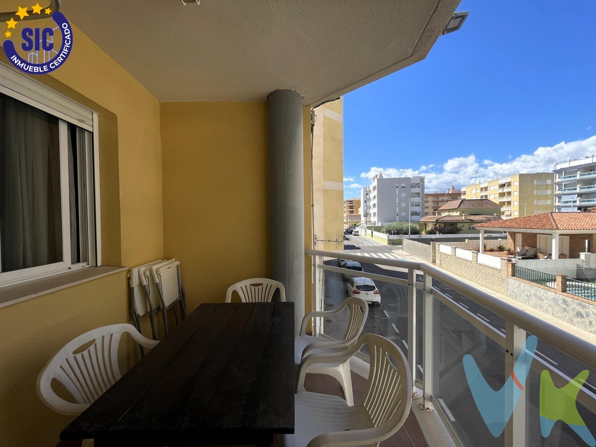 Descubre este encantador piso de 60 m² listo para entrar a vivir, ubicado en Moncofar Playa, ideal para quienes buscan disfrutar del auténtico estilo de vida mediterráneo. La vivienda cuenta con un  luminoso espacio abierto que integra salón y cocina, que se abre a una terraza privada de 5 m² perfecta para relajarte y aprovechar los días soleados. El piso dispone de un dormitorio doble y otro sencillo, además de un baño completo, ofreciendo una distribución práctica y funcional. Su ubicación a pocos pasos de la playa lo convierte en una opción perfecta tanto para establecer tu residencia habitual como para disfrutarlo como segunda vivienda o inversión rentable en uno de los destinos más deseados del litoral valenciano. Con un precio atractivo de 101,000 euros, esta propiedad combina comodidad, amplitud y excelente ubicación en la costa. ¡Vive a un paso del mar y disfruta del sol y la brisa mediterránea cada día!