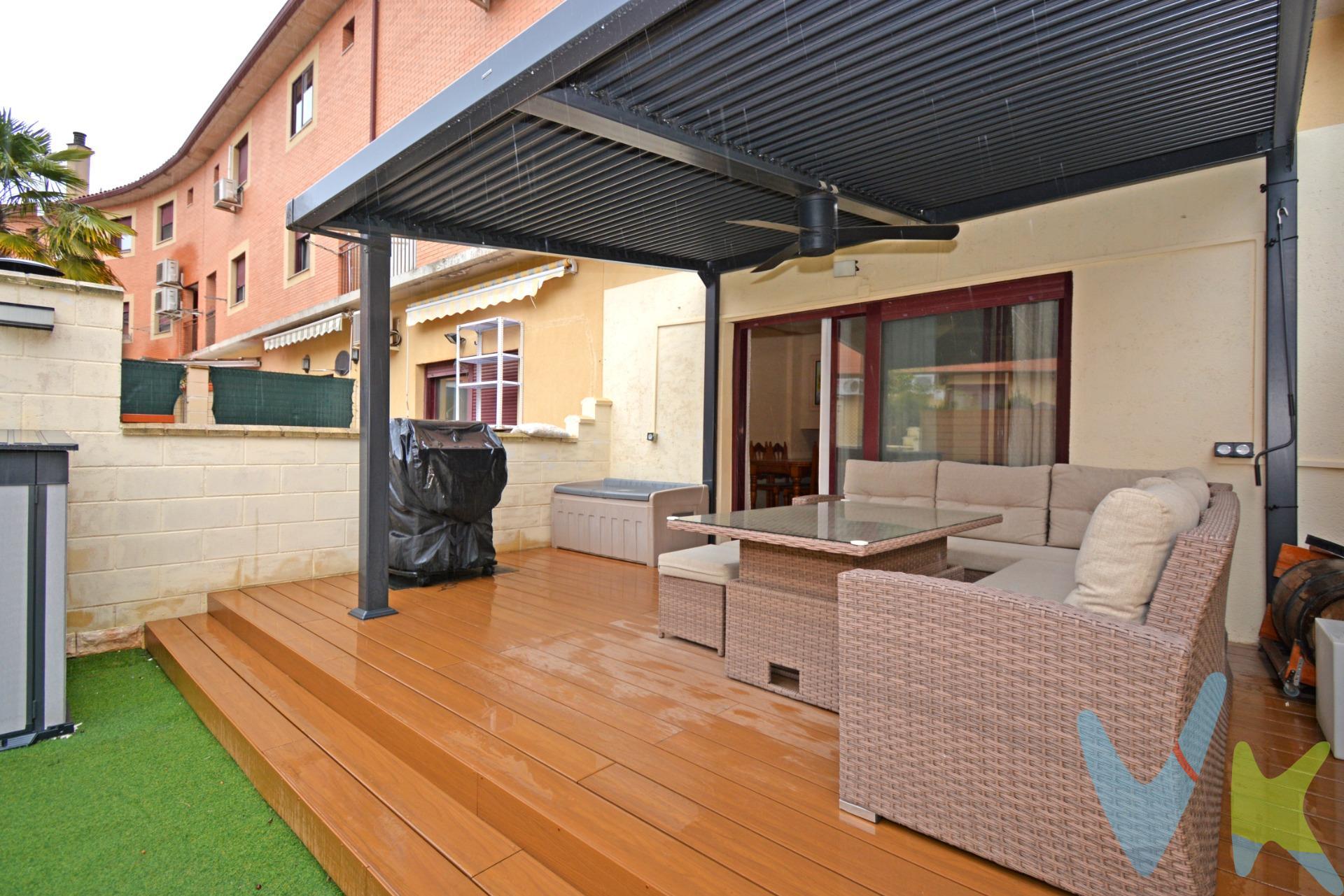 ADOSADO DE 165 M² CON  PLACAS SOLARES, JARDÍN, BODEGA Y GARAJE EN LA PUEBLA DE ALFINDEN. Adosado construido en 2.004, listo para entrar a vivir, equipada con placas solares y batería Tesla Powerwall, que permite almacenar la energía generada durante el día para su uso nocturno, reduciendo significativamente el consumo de red y aumentando la eficiencia energética del hogar. Consta de 145 m² útiles de vivienda, distribuidos en 3 plantas con garaje, jardín de 46 m² con porche y cuidado hasta el ultimo detalle, tiene acceso desde la bodega que está planta calle. . Distribución:.  -Planta calle: Distribuida en una bodega con chimenea de cassette, garaje y jardín de 46m² con porche.  .  -Primera planta : Consta de un hall distribuidor que da acceso al salón-comedor, cocina equipada independiente que tiene un balcón de desahogo y aseo. .  - Segunda planta: Consta de otro hall que da acceso a 3 dormitorios y baño completo, dormitorio principal con vestidor.  . Cuenta con calefacción y agua caliente a gas con termostato independiente en cada planta. Aire acondicionado inverter por splits en casa estancia. Suelos de baldosa, puertas de madera y ventanas correderas de aluminio-climalit con mosquiteras. Al tener placas solares,  está exento de pagar IBI. Garaje con puerta con motor eléctrico con apertura por app y punto de carga para coche eléctrico.  Ubicado en zona tranquila, inmueble luminoso con orientación Este- Oeste.  . ¡¡ Llámenos para concertar visita, le encantará !!. No te pierdas el tour 360º y el reportaje fotográfico que hemos preparado para ti.  . ESTUDIO DE FINANCIACIÓN COMPLETAMENTE GRATUITO Y SIN COMPROMISO. BUSCAMOS SOLUCIONES🏡,. ENCONTRAMOS HOGARES💙. IMPORTANTE: El precio no incluye impuestos, gastos de notaría, registro ni honorarios de intermediación. Este anuncio tiene carácter informativo y no es contractual. Puede estar sujeto a errores o modificaciones. 