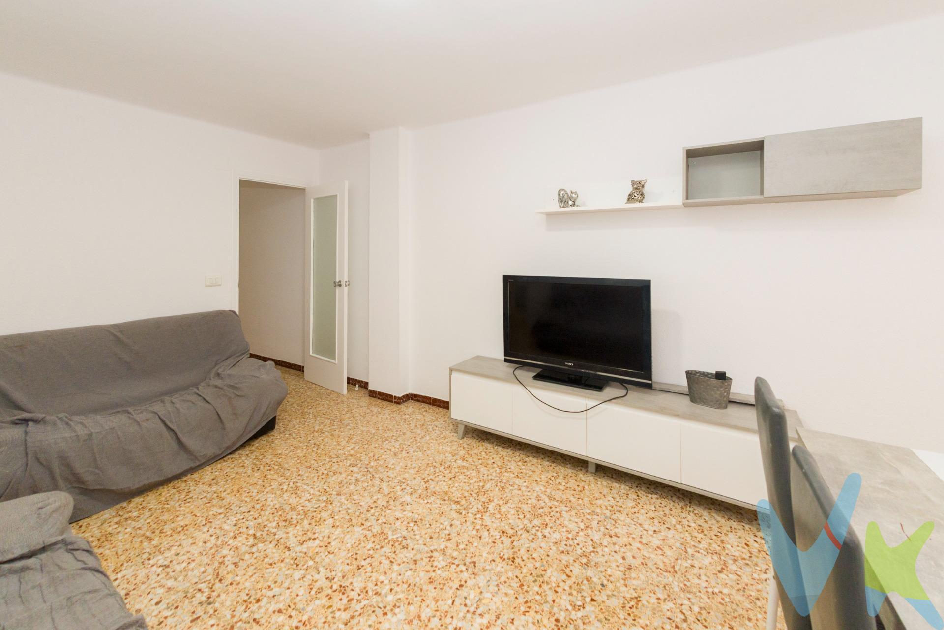 🏙️ Amplio piso de 4 habitaciones, ideal para estudiantes o familias, cerca del centro y la universidad. ¿Buscas un piso espacioso, bien comunicado y perfecto para compartir? Este magnífico inmueble reúne todas las condiciones para una vida cómoda y práctica. Dispone de 4 habitaciones amplias, salón comedor con balcón, cocina totalmente equipada, y baño completo, ideal para convivir con independencia y confort. Su ubicación es inmejorable: a pocos minutos del transporte público con conexión directa a la universidad, y muy cerca del centro de la ciudad, rodeado de tiendas, supermercados, zonas verdes y todo tipo de servicios. 💡 Perfecto para alquiler de estudiantes, profesionales jóvenes o familias que quieran disfrutar de un entorno urbano dinámico y cómodo. 📞 ¡No pierdas esta oportunidad!. Anímate a visitarlo y contacta con nosotros para más información o concertar una visita. Por mandato expreso del propietario comercializamos este inmueble mediante contrato de multi-exclusiva, por el cual numerosas agencias colaboradoras, nacionales e internacionales, ofrecen esta vivienda a sus potenciales compradores, todo ello garantizando un servicio de calidad, un trato fácil, sencillo y sin interferencias de terceros, ya que la gestión es a través de nuestra agencia. *Impuestos, gastos de compraventa tales como honorarios agencia y financiación no incluidos. . 