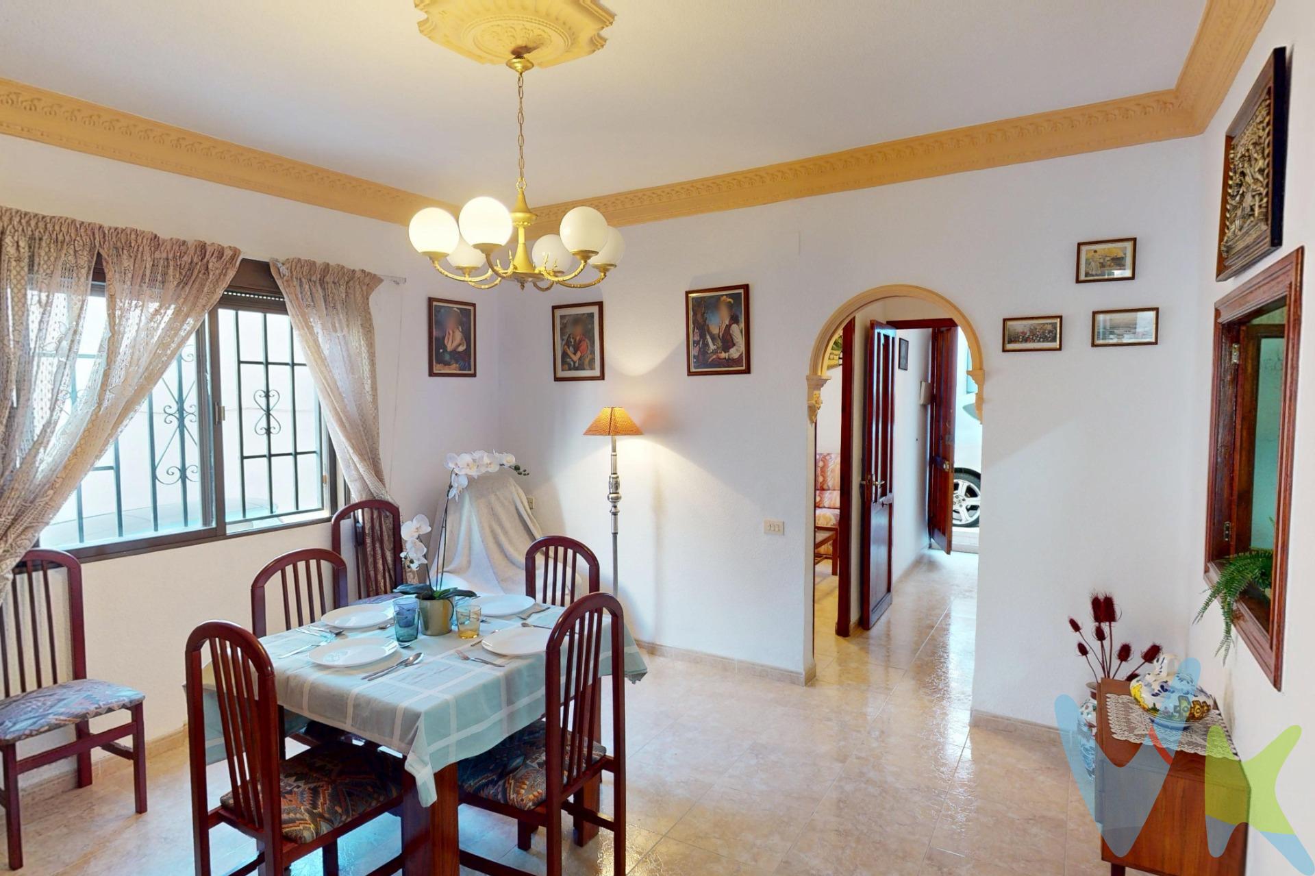 Descubre esta encantadora casa esquinera, idealmente situada en la parte alta de Alcora. Esta vivienda de una sola planta cuenta con un acogedor comedor-salón y una cocina completamente equipada que incluye despensa-almacén. La propiedad ofrece dos habitaciones dobles y una simple, todas equipadas con armarios empotrados, además de un baño completo que brinda comodidad adicional. En el exterior, disfrutarás de un impresionante patio trasero de aproximadamente 78 m2  donde podrás crear tu propio jardín y zona chill-out, también dispone  de una zona destinada al lavado y un trastero; desde aquí se accede a una gran terraza privada de76m2 perfecta para celebrar reuniones memorables rodeado del encanto rural pero sin alejarte demasiado de las comodidades urbanas. Si encuentras atractivo residir en un entorno tranquilo y natural, a tan solo unos kilómetros del bullicio de la ciudad ,no pierdas la oportunidad de tener tu propio refugio en este hogar listo para entrar a vivir 