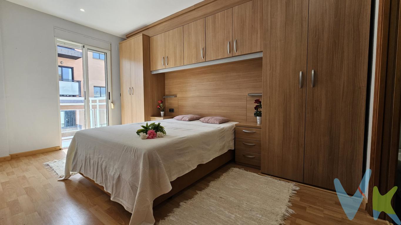  Se presenta una oportunidad excepcional de adquirir un piso situado en la hermosa localidad de Riba-roja de Túria. Concebido para aquellos que desean una vida cómoda y plena, esta vivienda promete satisfacer las expectativas más exigentes. Emplazado en la cuarta planta de un edificio con ascensor, combina funcionalidad y ubicación estratégica, además de ofrecer un fácil acceso a los medios de transporte público como metro y bus, simplificando su movilidad diaria.El inmueble cuenta con una superficie útil de 81 metros cuadrados y una superficie construida de 92 metros cuadrados. Distribuye eficazmente sus espacios en tres amplias habitaciones, optimizadas para maximizar el confort familiar. Los dormitorios están diseñados para ofrecer un oasis de tranquilidad, proporcionando el espacio necesario para el descanso y el bienestar personal. La luz natural que invade cada rincón del apartamento realza aún más la sensación de amplitud y calidez.Por otro lado, el salón se erige como el corazón del hogar. Un lugar amplio y acogedor, ideal para reuniones con amigos o para disfrutar de apacibles momentos en familia. Este espacio destaca por su conexión con un encantador balcón, que invita a disfrutar de la brisa y de las agradables vistas. En días soleados, el balcón proporciona un escenario perfecto para un desayuno relajante o para embelesarse en tranquilas lecturas vespertinas.La cocina, equipada y funcional, está lista para inspirar al chef que llevas dentro. Con suficiente espacio de almacenamiento, garantiza un entorno ordenado y eficiente para cocinar. Además, el diseño permite una comunicación fluida con el resto de las áreas, convirtiéndola en un espacio cómodo para experimentar nuevas recetas.El inmueble data del año 1994, lo que permite disfrutar tanto de la solidez de su construcción como de una distribución moderna y pensada para atender a las necesidades actuales. Las zonas comunes del edificio están bien cuidadas, garantizando un entorno limpio y seguro para toda la familia.La ubicación en Riba-roja de Túria es inmejorable. Se encuentra anclado en un barrio tranquilo, ofreciendo la combinación perfecta entre serenidad y accesibilidad. Los servicios cercanos, como supermercados, tiendas y colegios, aseguran una vida cómoda y sin complicaciones. Asimismo, la cercanía a paradas de metro y bus facilita el acceso al centro de la ciudad y a otras zonas de interés, ahorrando tiempo en desplazamientos diarios.Este piso es una joya que ofrece características ideales para familias o parejas que buscan comenzar una nueva etapa en un emplazamiento inigualable. Sin duda, se trata de una oportunidad que no querrá dejar escapar. Cada detalle del apartamento está pensado para hacer de este sitio un verdadero hogar, donde crear nuevos recuerdos valiosos y disfrutar de una calidad de vida excepcional.Para quienes desean comprobar en persona todas las ventajas y encantos de este magnífico piso, se recomienda concertar una visita. Se convierte en una ocasión perfecta para explorar cada rincón y dejarse enamorar por su potencial. Es el momento de dar el siguiente paso hacia la casa de sus sueños. 