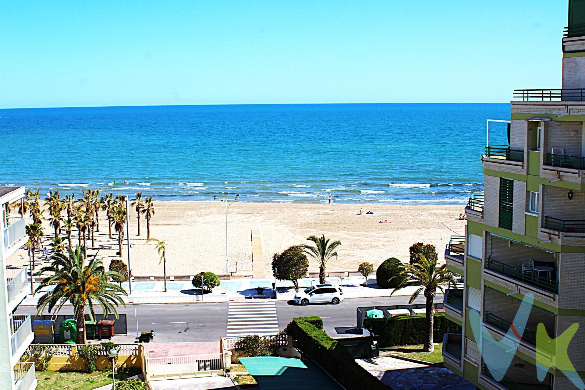 Descubre este encantador apartamento ubicado en Oropesa del Mar, justo frente a la hermosa Playa de La Concha. Este inmueble cuenta con una superficie construida de 81 m² y se encuentra semireformado, ofreciendo un espacio acogedor para disfrutar al máximo. Orientado hacia el suroeste, podrás deleitarte con impresionantes atardeceres desde tu propia terraza privada. El apartamento dispone de dos habitaciones dobles ideales para alojar cómodamente a familiares o amigos y un baño moderno que garantiza funcionalidad y confort. Además, esta propiedad está situada dentro de una urbanización que ofrece múltiples comodidades como piscina comunitaria perfecta para los días soleados,  pista de tenis, campo de futbol, mesa de ping pong, zonas infantiles donde los más pequeños pueden jugar libremente y áreas ajardinadas llenas de árboles que aportan frescura al entorno. La distancia hasta el mar es mínima; solo necesitarás caminar unos escasos 20 metros para sumergirte en las aguas cristalinas del Mediterráneo. Para mayor comodidad también incluye plaza de parking asignada,. La Concha, con forma de bahía, te ofrece un mar en calma apto para todos los públicos. Columpios y toboganes; hamacas y sombrillas te esperan. Completamente accesible, la playa de La Concha es también el centro de las actividades lúdicas. Un bello atardecer prolongará tu estancia hasta la hora del aperitivo y un cielo plagado de estrellas espera tu paseo nocturno. Esta maravillosa playa cuenta con los distintivos de Bandera Azul, ISO14001, SICTED (Sistema Integral de Calidad Turística en Destino) y “Q” Qualitur. Los metros útiles son aproximados. Este inmueble es en exclusiva, con lo que le facilitamos cualquier información sobre la vivienda. Por este motivo, solicitamos no molesten al propietario, ocupantes de la propiedad, vecinos o conserje de la comunidad. . Muchas gracias por su comprensión. El precio indicado puede sufrir variaciones. En todos los casos los precios expuestos son más impuestos y gastos derivados de la transmisión del inmueble. 