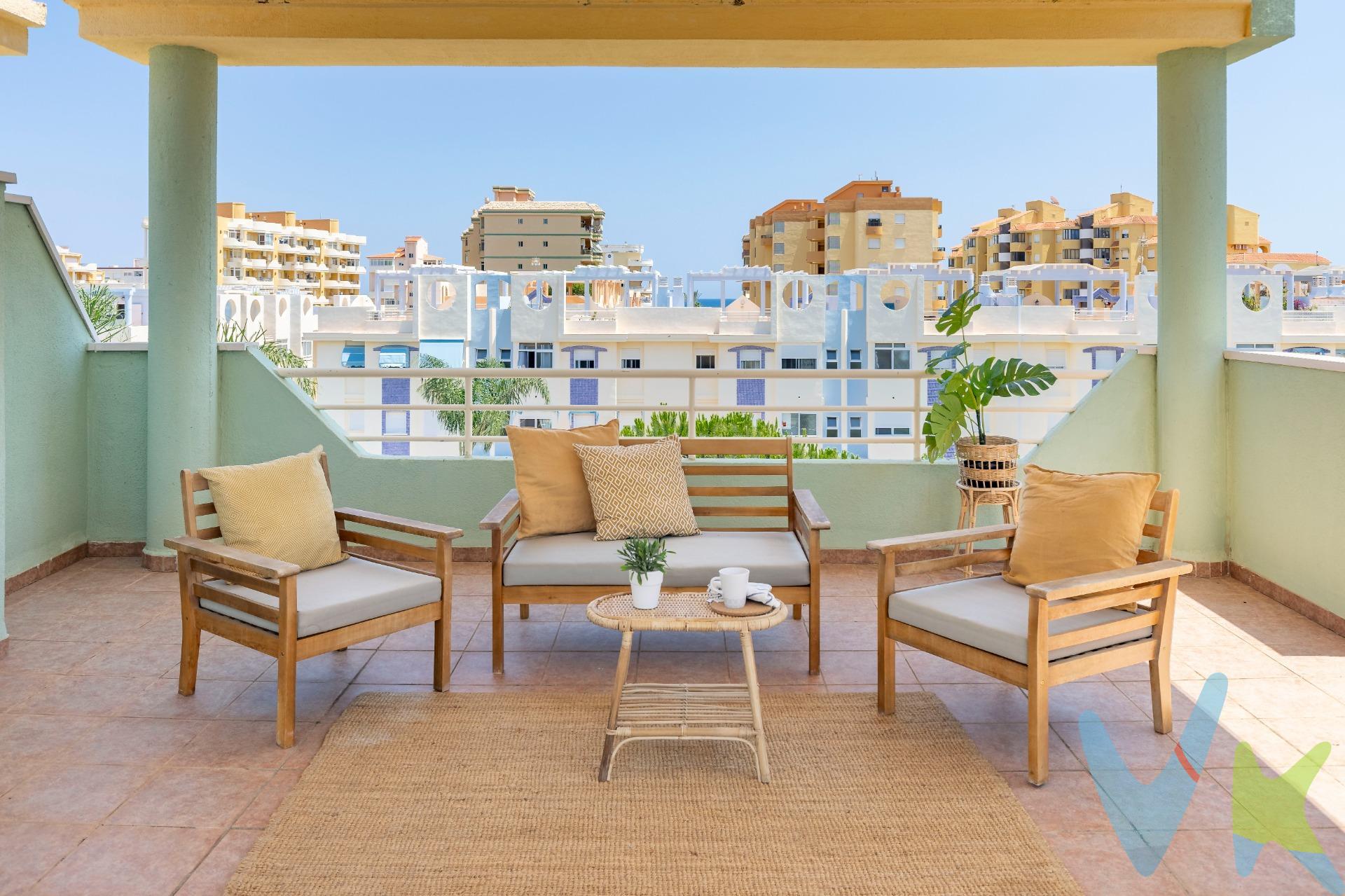 ¿Buscas un lugar donde disfrutar del sol, la brisa marina y la tranquilidad? Este ático en la playa de Xeraco es una oportunidad única para vivir o veranear junto al Mediterráneo. La vivienda se compone de dos amplios dormitorios, un baño completo y un aseo, ideal para el día a día o para recibir invitados con total comodidad. Su gran atractivo son las tres terrazas privadas que ofrece:. 	•	Una con vistas directas a la piscina comunitaria, perfecta para relajarte viendo el ambiente veraniego. 	•	Otra orientada al jardín de la urbanización, que aporta frescor y tranquilidad. 	•	Y una espectacular terraza solárium de 75 m², ubicada en la parte superior, donde podrás disfrutar de privacidad, tomar el sol o montar tu chill-out con vistas despejadas. La urbanización cuenta con piscina y zonas verdes cuidadas al detalle. Además, el apartamento incluye dos plazas de aparcamiento y un trastero, lo que aporta un plus de comodidad y espacio extra para almacenaje. Todo esto a tan solo 300 metros de la playa, en una zona tranquila y bien comunicada. 🏡 ¡No dejes pasar esta oportunidad de tener tu ático junto al mar con espacio exterior para disfrutar todo el año!
