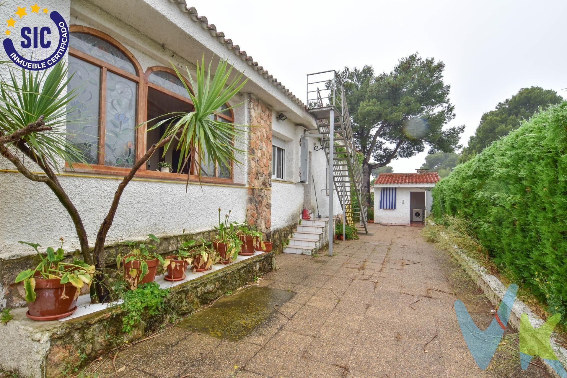 Hay casas que se visitan. Y hay casas que se viven desde el primer instante. Este chalet en Torrent, a un paso de las cumbres de Calicanto, pertenece a las segundas. Imagina abrir la puerta un viernes por la tarde y sentir que el fin de semana empieza antes de dejar las llaves. Afuera, una parcela de 1.250 m² se convierte en un pequeño universo privado donde cada espacio invita a quedarse un poco más: la piscina esperando los días largos, el aroma de los árboles frutales, el huerto creciendo a su ritmo y ese rincón preparado para las sobremesas eternas alrededor del paellero. Aquí el exterior no acompaña a la vivienda: forma parte de ella. Un baño exterior para olvidarte de entrar y salir de casa, cocinilla y lavandería independientes para hacer la vida más cómoda y cada detalle pensado para disfrutar del aire libre sin renunciar a nada. Dentro, todo ocurre en una sola planta. Sin escaleras, sin barreras, con espacios que conectan entre sí con naturalidad. Cuatro dormitorios para que cada uno tenga su lugar, un despacho donde trabajar en silencio o crear nuevos proyectos, y tres baños que hacen el día a día más fácil. La cocina independiente, presidida por una gran isla, se abre hacia la terraza trasera como si entendiera que aquí cocinar también significa compartir. Desayunos tranquilos, comidas improvisadas y cenas que terminan cuando ya ha caído la noche. Y en el corazón de la vivienda, un gran salón comedor con chimenea. Ese espacio donde en invierno el fuego reúne conversaciones y en verano las puertas abiertas dejan entrar la brisa y el olor del jardín. Como extra, un sótano con bodega y zona de almacenaje que guarda un sinfín de posibilidades: vinos, recuerdos, proyectos o simplemente todo aquello que merece tener su propio espacio. Este chalet no habla de metros. Habla de una forma de vivir. Más tranquila. Más conectada con el exterior. Más consciente del valor de tener espacio, intimidad y naturaleza… sin alejarse de la ciudad. Porque hay lugares que se compran. Y otros que empiezan a formar parte de tu historia desde el primer día. Nota: Agencia Registrada con el Nº 1395 en el Registro Obligatorio de Agentes Inmobiliarios de la Comunitat Valenciana, consultable en la web de la Generalitat Valenciana. La oferta está sujeta a cambios de precio o retirada del mercado sin previo aviso. La información contenida en el presente anuncio se facilita a título meramente informativo y no contractual, los datos, descripciones, superficies, imágenes y cualquier otro contenido del mismo pueden estar sujetos a errores u omisiones al ser facilitados por terceros. El precio de venta publicado no incluye los honorarios de intermediación inmobiliaria, ni los impuestos legalmente aplicables (IVA o ITP), ni los gastos derivados de la compraventa, tales como notaría, registro y gestoría, ni aquellos derivados de la financiación, en caso de existir. Por mandato expreso del propietario, este inmueble se comercializa en régimen de exclusiva, garantizando al interesado un acceso completo a la información y una gestión profesional, transparente y sin interferencias de terceros. Se ruega no molestar al propietario, a los ocupantes del inmueble ni a los vecinos. Agentes inmobiliarios con cliente interesado pueden contactar con la agencia para colaborar. Nuestro departamento financiero puede conseguir tu financiación. ¡Consúltanos!