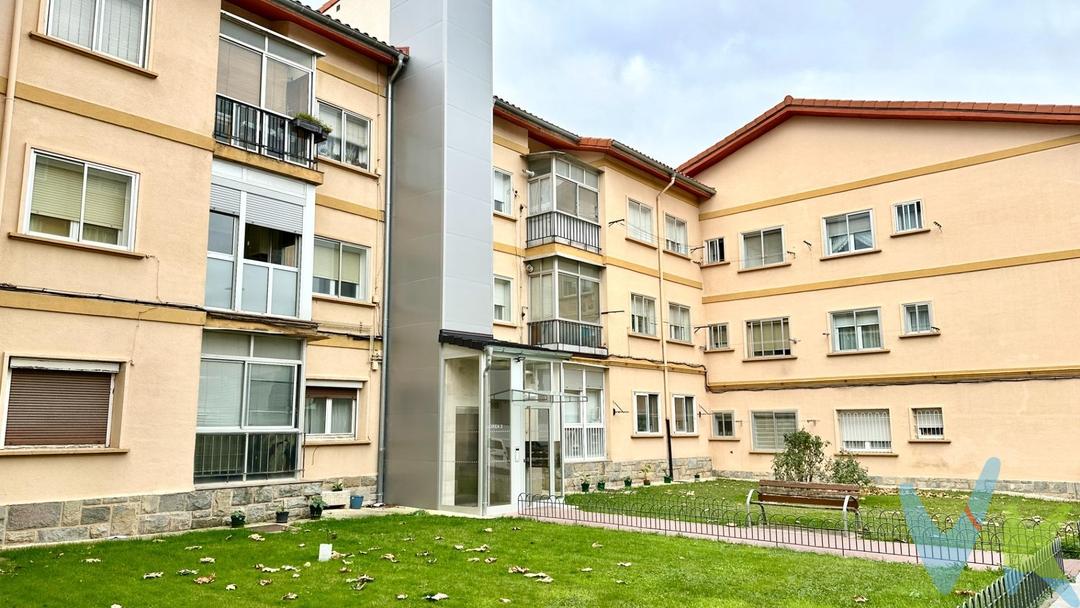 Descubre este excepcional piso reformado de 91 m² situado en la tranquila localidad de Beriain. Esta propiedad destaca por su diseño contemporáneo y luminosidad, ya que se trata de un inmueble todo exterior, lo que permite una excelente entrada de luz natural a todas las estancias. Con tres habitaciones amplias, dos de ellas con armario empotrado, es ideal para familias o para aquellos que buscan espacio adicional para trabajar desde casa. El baño con ventana y ducha ha sido cuidadosamente renovado con acabados modernos, ofreciendo comodidad y estilo al mismo tiempo. La cocina completamente reformada con acabados modernos y actuales con puerta corredera para maximizar el espacio y con salida a una terraza acristalada. La distribución del piso maximiza el uso del espacio útil, creando ambientes acogedores sin sacrificar funcionalidad, perfecto tanto si deseas disfrutar momentos familiares como recibir visitas. Además en la 4ta planta que se llega a través del ascensor, se encuentra el trastero con una ventana velux y con electricidad conectada directamente a la vivienda para que puedas poner un congelador o lo que necesites si así lo deseas. En el edificio se acaban de hacer obras para instalar el ascensor y reforma del tejado, con lo cual ya en muchos años no hay prevista ninguna derrama por parte de la comunidad. Además, la ubicación privilegiada en Beriain garantiza tranquilidad mientras mantiene fácil acceso a los servicios esenciales necesarios día a día: supermercados, colegios y parques cercanos. Diseñado pensando en tu confort diario e ideales personalizados. Aprovecha esta oportunidad única antes que alguien más lo haga(Datos meramente informativos, sin valor contractual. gastos e impuestos de transmisión no incluidos y mobiliario y enseres no incluidos).