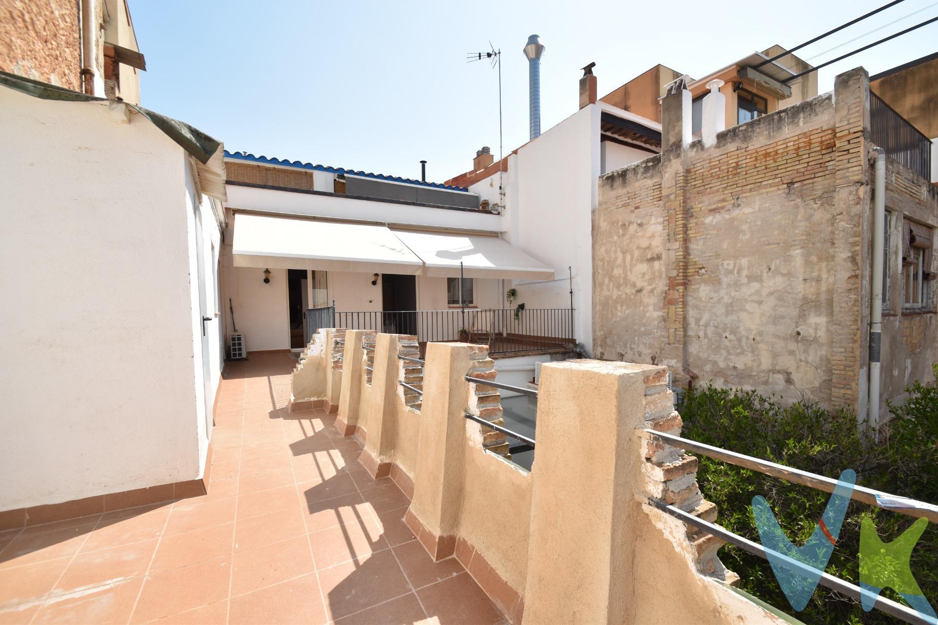 ¿Imaginas vivir en un piso exclusivo con vistas a la emblemática Rambla Principal de Vilanova? Este hogar no es solo una propiedad, es una oportunidad única de hacer realidad el sueño de muchos. Te encantará saber que:. - Es un último piso de 127 m² útiles, lo que garantiza máxima privacidad y tranquilidad. - Ubicado en un edificio antiguo con pocos vecinos, su encanto y carácter te cautivarán. Aunque no tiene ascensor, sus escaleras son muy cómodas. - Desde sus dos balcones podrás disfrutar de la vibrante vida de la Rambla, y su magnífica terraza trasera, orientada al oeste, te ofrecerá tardes de sol y relax. - Ha sido completamente reformado, manteniendo la esencia de su época: techos altos, amplias estancias y suelos antiguos que le dan un toque único y cálido. - Cuenta con todas las comodidades modernas: calefacción de gas natural, aire acondicionado, toldos y armarios empotrados. Esta es la oportunidad que estabas esperando para vivir en un lugar verdaderamente especial. ¡No la dejes escapar!. El precio no incluye impuestos (ITP, IVA y AJD), ni los gastos de notario ni los de registro. 