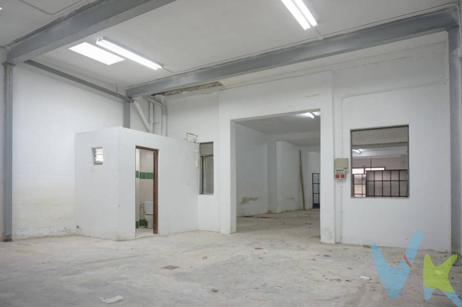 ¿Vas a emprender un negocio o buscas un local más amplio? ¿por qué arriesgar con el lugar? En este local encontrarás todo el espacio que necesitas en uno de los mejores puntos comerciales de toda lHorta Nord. Sin luz ni agua el local se encuentra situado junto al ayuntamiento de la Pobla de Farnals, próximo a dos plazas y en uno de los puntos más comerciales de la población. Si buscas un local amplio y diáfano en el que la ubicación sea lo más importante no dudes en visitarlo. Encuentra la llave del éxito para tu negocio en este local y disfruta de un próspero futuro.¿Te gustaría enterarte en primicia de nuestros inmuebles en alquiler y venta? En VIVEKU.ES los publicamos con unos días de antelación.Contamos con 30 años de experiencia acreditada y nuestro objetivo es garantizarle un servicio de compra humano, ético, de calidad, fácil y seguro. Nuestro equipo lo integran agentes con la titulación AIR (Agente Inmobiliario Registrado) y Agentes Certificadores de la categoría Premium en certificación de inmuebles y debidamente registrados en el Registro de Agentes de Intermediación de la CV (RAICV 0743). Consulte en nuestras reseñas de Google lo que opinan los clientes que ya han trabajado con nosotros.El precio NO incluye: Impuestos, gastos de Notaría, registro y honorarios de inmobiliaria. 