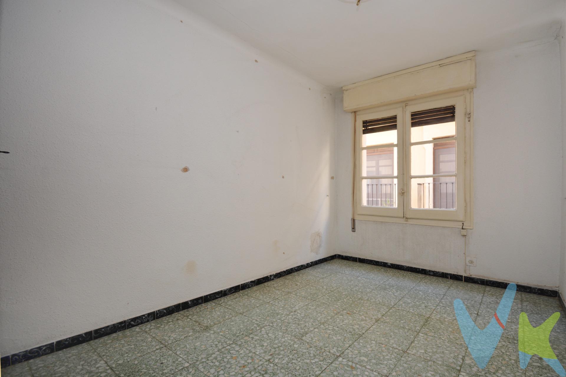 PISO EN VENTA EN CASCO HISTÓRICO - C/ SAN PABLO . Vivienda de 74 m² construidos y 62 m² útiles, exterior, para reformar íntegramente, ideal tanto como inversión como para diseñar el hogar de tus sueños en pleno corazón de la ciudad. Ubicado en una zona céntrica y  a escasos minutos del Mercado Central, la Basílica del Pilar y la Calle Alfonso, y rodeado de todos los servicios necesarios: supermercados, tranvía, autobuses, centros médicos, comercios, etc.. Con muchas posibilidades de reforma, este piso ofrece una excelente oportunidad para quienes buscan una vivienda céntrica con personalidad propia. 📍 Ubicación céntrica. 🏗️ Para reformar completamente. 🔑 Gran potencial como inversión o vivienda habitual. 💬 Asesoramiento financiero sin compromiso. ¡No dejes pasar esta oportunidad!. Contáctanos para más información o concertar una visita. BUSCAMOS SOLUCIONES🏡. ENCONTRAMOS HOGARES💙