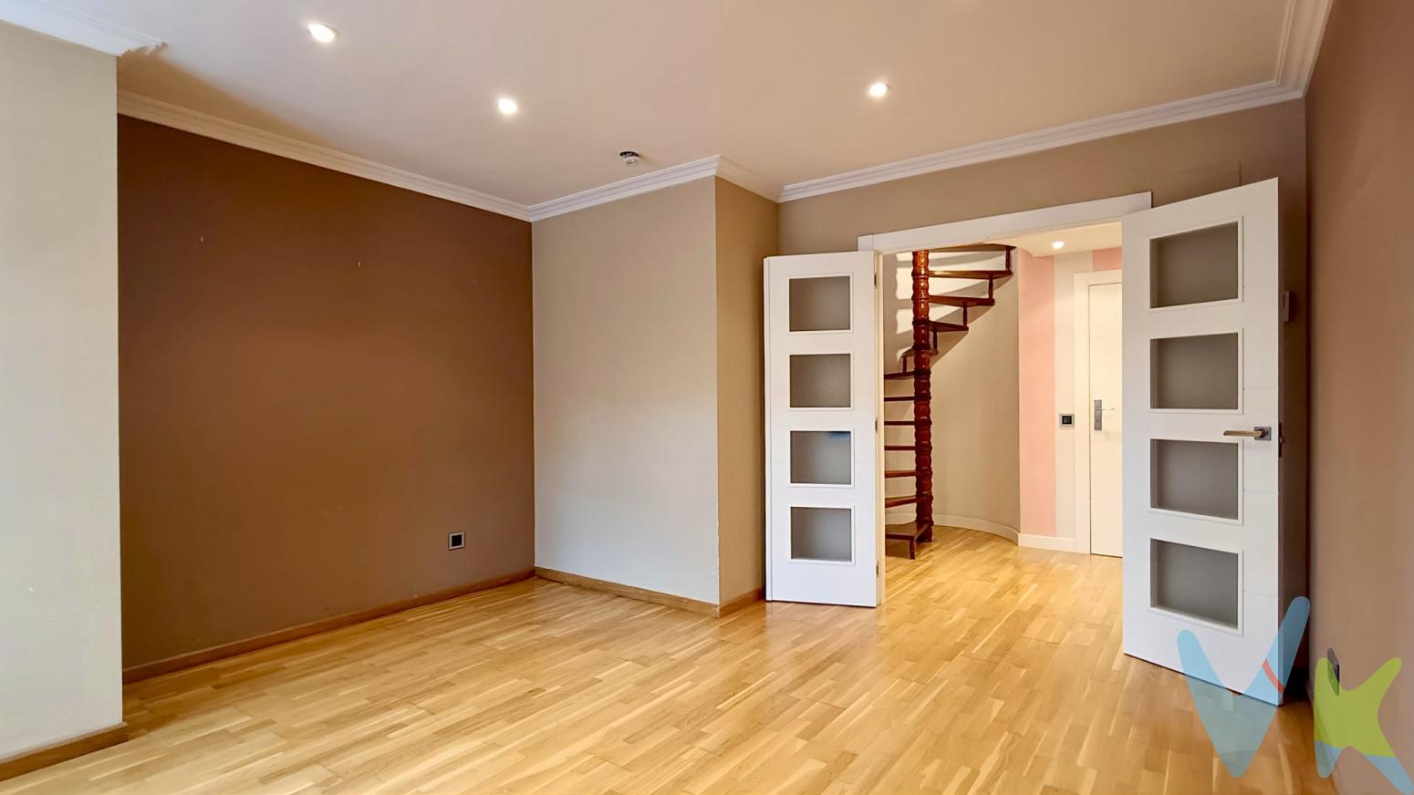Descubra este magnífico dúplex en pleno centro de El Astillero, una vivienda amplia, luminosa y funcional, diseñada para quienes buscan espacio, comodidad y una ubicación privilegiada.Con una superficie construida de 116 m², la vivienda se distribuye en tres dormitorios, ofreciendo una distribución cómoda y versátil para adaptarse a las necesidades de cualquier familia. Sus estancias destacan por su amplitud, luminosidad y excelente aprovechamiento del espacio. Además, dispone de tres armarios empotrados, que aportan una excelente capacidad de almacenamiento, y de dos agradables terrazas, una con acceso desde el salón y otra desde el dormitorio principal, perfectas para disfrutar del aire libre sin salir de casa.La vivienda incluye plaza de garaje, un valor añadido que aporta comodidad en el día a día. Además, existe la posibilidad de adquirir un trastero de forma opcional, ideal como espacio extra de almacenamiento.El dúplex se vende sin mobiliario, permitiendo al nuevo propietario personalizar cada estancia a su gusto. No obstante, dispone de cocina completamente amueblada y equipada con electrodomésticos, así como baños totalmente equipados, listos para su uso desde el primer día.Su ubicación es uno de sus grandes atractivos. Situado en una zona céntrica de El Astillero, cuenta con todos los servicios a escasos minutos: comercios, supermercados, centros educativos, zonas de ocio y restauración. Además, dispone de excelentes comunicaciones mediante tren y autobús, facilitando los desplazamientos tanto a Santander como al resto de la región.La amplitud de sus espacios y su excelente localización convierten esta vivienda en una magnífica oportunidad tanto para residencia habitual como para inversión.Si busca un hogar donde disfrutar de comodidad, amplitud y una ubicación inmejorable, este dúplex merece una visita.Contacte con viBe Inmobiliaria para ampliar información o concertar una visita. Estaremos encantados de ayudarle a descubrir su próximo hogar.Gastos de ITP, registro, notaría y honorarios de agencia no incluidos en el precio.