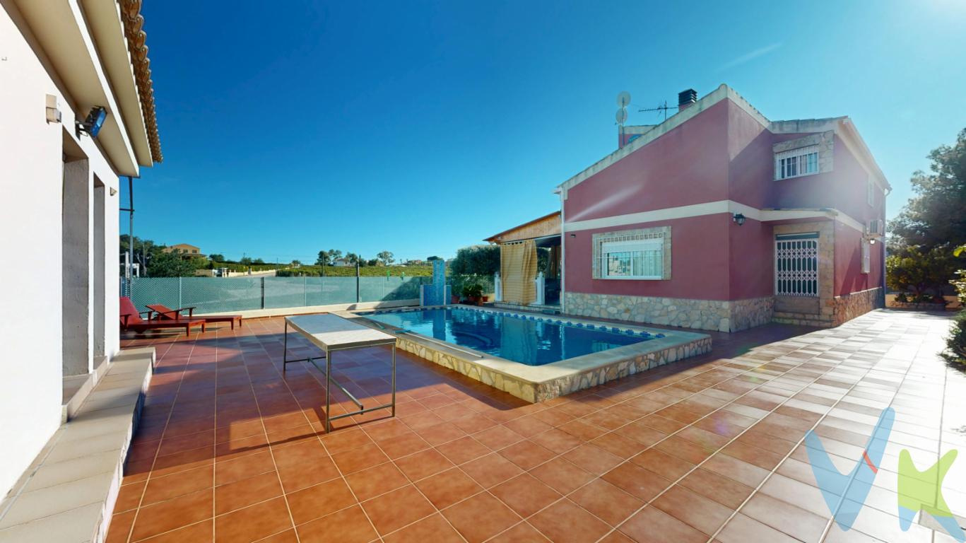 Chalet, INDEPENDIENTE, URBANO, con PISCINA para entrar a vivir   Un hogar para disfrutar cada día en el Alt de Montserrat,  urbanización a tan solo 20 minutos en coche de Valencia. Imagina despertar cada mañana rodeado de tranquilidad, espacio y luz. Esta villa independiente ubicada en la exclusiva urbanización Alt de Montserrat no es sólo una vivienda, es el lugar donde crear recuerdos, celebrar momentos y vivir con la calma que siempre has buscado.   Con 375 m² construidos sobre una parcela de 773 m², esta casa ofrece el equilibrio perfecto entre amplitud interior y vida al aire libre. Su piscina privada se convierte en el corazón del hogar durante los meses de buen tiempo: tardes de verano, risas, comidas en familia y momentos de desconexión total. La vivienda dispone de placas solares, aljibe, paellero, chimenea, puerta de acceso de vehiculos motorizada, amplio garaje cubierto. El interior está pensado para disfrutarlo en familia, con 5 amplias habitaciones y 4 baños, espacios donde cada miembro tendrá su propio refugio, sin renunciar a zonas comunes amplias y acogedoras para compartir. El jardín y las zonas exteriores invitan a bajar el ritmo, a disfrutar del silencio, del sol y de la privacidad que sólo una vivienda independiente puede ofrecer. Aquí, el tiempo se vive de otra manera. Un hogar donde crecer, descansar y disfrutar, en un entorno seguro, residencial y rodeado de naturaleza, pero con buena conexión a la ciudad y con vecinos que residen todo el año.  Si buscas algo más que una casa, aquí la has encontrado.  Contacta con nosotros y ven a sentirlo en persona, te acompañaremos en todo el proceso de compra.   Si tienes que vender antes tu vivienda, llámanos y te asesoramos cómo hacerlo para además tener los mínimos gastos posibles y todas las garantías.Agencia Registrada con el nº4039 en el Registro Obligatorio de Agentes Inmobiliarios de la Comunidad ValencianaPor mandato expreso del propietario, COMERCIALIZAMOS ESTE INMUEBLE EN EXCLUSIVA, lo que le garantiza el acceso a toda la información, a un servicio de calidad, un trato fácil, sencillo y sin interferencias de terceros. Por este motivo, se ruega NO MOLESTAR AL PROPIETARIO, a los ocupantes de la propiedad o a los vecinos. Muchas gracias por su comprensión.La oferta está sujeta a cambios de precio o retirada del mercado sin previo aviso. Este anuncio en su conjunto, incluyendo textos, fotos, imágenes o cualquier otro contenido de este, no es vinculante dado que la información es ofrecida por terceros y puede contener errores. Se muestra a título informativo y no contractual.El precio del inmueble no incluye los honorarios de la agencia que ascienden al 4%+IVA del precio final del inmueble, ni los gastos de notaría y registro de la propiedad (que están sujetos a aranceles y varían dependiendo del precio de escrituración), ni los impuestos (que en la Comunitat Valenciana varían dependiendo del precio del inmueble y de las características personales del comprador).Esta propiedad se pone a la venta con toda la documentación comprobada y en regla, por lo que ofrecemos GARANTÍAS a los compradores.