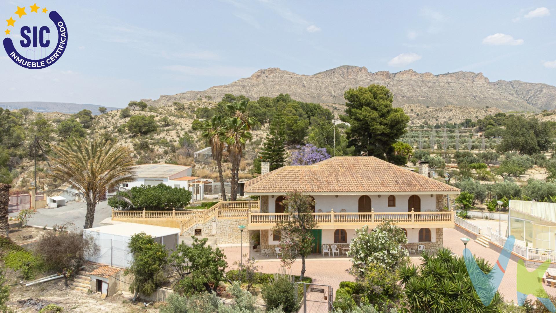 Chalet independiente con parcela y piscina climatizada en venta en Jijona (Alicante) – Zona Arrabal S.U. Ind S-IXA y Espart. Se vende espectacular chalet independiente de dos plantas en una amplia parcela rústica, ideal para quienes buscan privacidad, comodidad y naturaleza en un entorno tranquilo pero bien comunicado. Ubicado en la encantadora localidad de Jijona, famosa por su calidad de vida, su cercanía a la costa y su entorno natural privilegiado. Ubicación: Arrabal S.U. Ind S-IXA y Espart, Jijona (Alicante). ✅ Zona tranquila, rodeada de naturaleza. ✅ A solo 20-30 minutos de Alicante capital y las playas de la Costa Blanca. ✅ Pueblo con encanto, servicios básicos, gastronomía tradicional (famoso por su turrón), y buen acceso por carretera.  . CARACTERÍSTICAS PRINCIPALES DE LA VIVIENDA. •	Superficie construida: dos plantas. •	Parcela de aproximadamente 58.000 m² con olivares y árboles frutales. •	Piscina cubierta y climatizada (18 m x 8 m). •	Calefacción central por gasoil y radiadores de gas natural. •	Suelos de gres porcelánico, carpintería de madera maciza y techos de escayola. •	Acceso y vivienda adaptados para personas con movilidad reducida. •	Certificado energético en regla.  . Distribución:. Planta baja:. •	Gran salón con cocina integrada. •	2 baños completos. •	Despensa, bodega, cuarto de colada y baño adicional con ducha. •	Garaje cerrado y zona pavimentada para varios vehículos. •	Zona deportiva: pista de tenis, solárium y barbacoa independiente. Planta alta (con acceso también independiente):. •	Salón comedor con salida a amplia terraza con vistas a la montaña. •	Cocina comedor equipada. •	4 dormitorios con armarios empotrados. •	1 baño en suite con ducha de hidromasaje. •	Gran terraza con vistas despejadas.  . EXTERIORES Y EXTRAS. •	Jardines cuidados y zonas arboladas. •	Pozo de agua con aljibe propio y dos envases de riego. •	Depósito de gasoil. •	Trastero y plaza de garaje incluida en el precio. •	Vivienda de segunda mano en excelente estado, lista para entrar a vivir.  . Ventajas de vivir en Jijona. •	Entorno natural, ideal para desconectar sin alejarse de servicios y grandes núcleos urbanos. •	Clima mediterráneo suave durante todo el año. •	Excelente ubicación entre Alicante ciudad y el interior montañoso de la provincia. •	Ideal tanto como vivienda habitual como residencia vacacional o inversión rural.  . Si buscas una casa amplia, con terreno, piscina cubierta, privacidad y todas las comodidades, esta propiedad es una oportunidad única en Jijona. ¡Contacta para más información o concertar una visita!. La descripción del presente inmueble e imágenes tienen mero carácter informativo y en ningún caso carácter contractual, pudiendo ser modificados por la inmobiliaria comercializadora sin que ello implique responsabilidad alguna frente a terceros. En el precio de venta a público, esta propiedad NO incluye los gastos de adquisición (Notario, registro, gestión, honorarios, etc…).